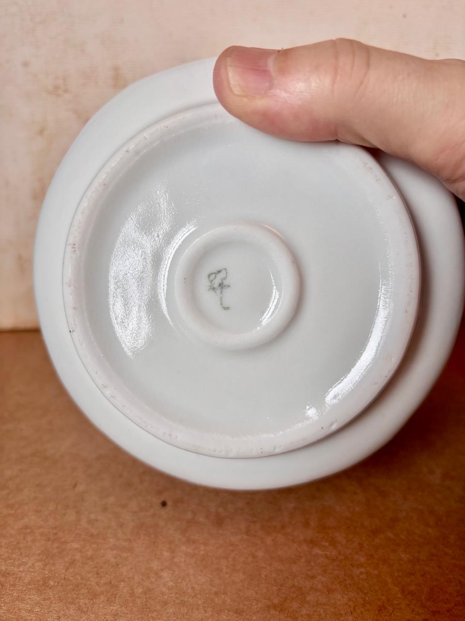 Potiche Porbrás em porcelana com flores azuis e tampa (DMCPS_707)
