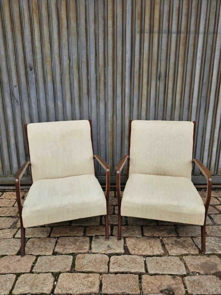 Par poltronas Rino Levi em Cabreúva e estofado em veludo