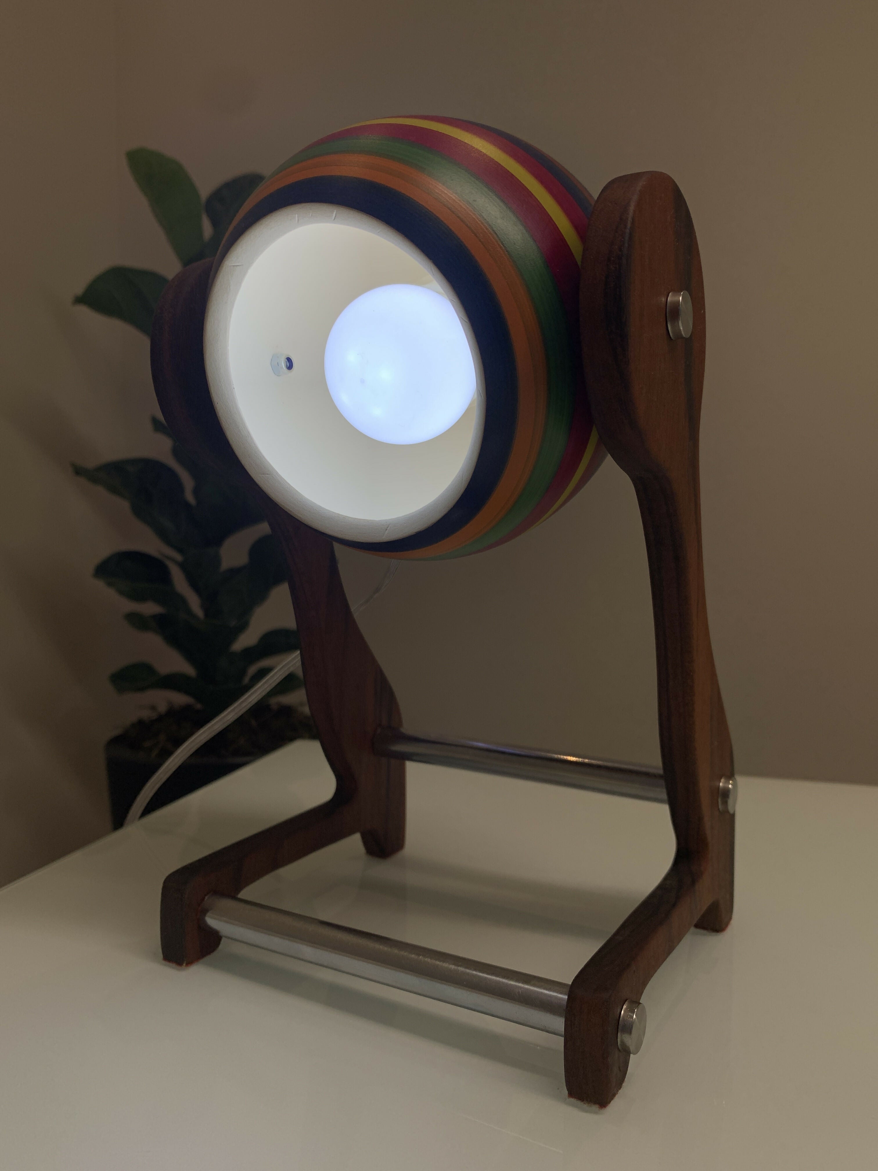 Luminária globinho cerâmica e Pau Ferro