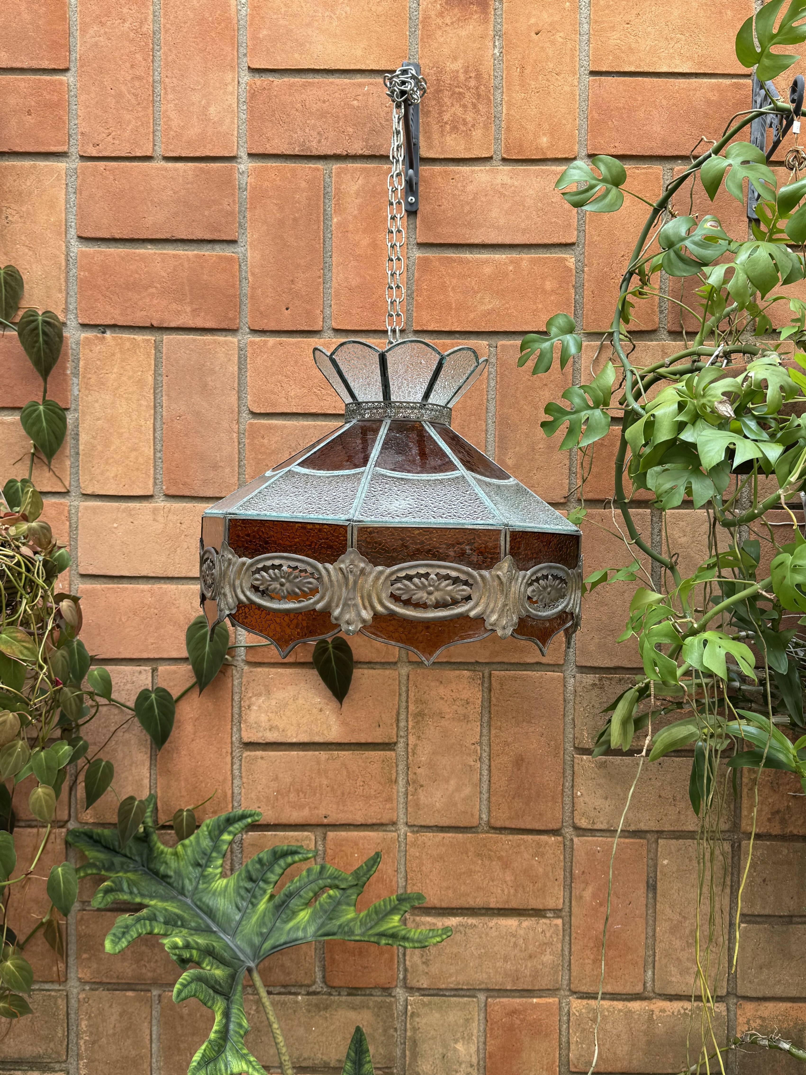 RARA e antiga luminária em vitral e rico trabalho em ferro