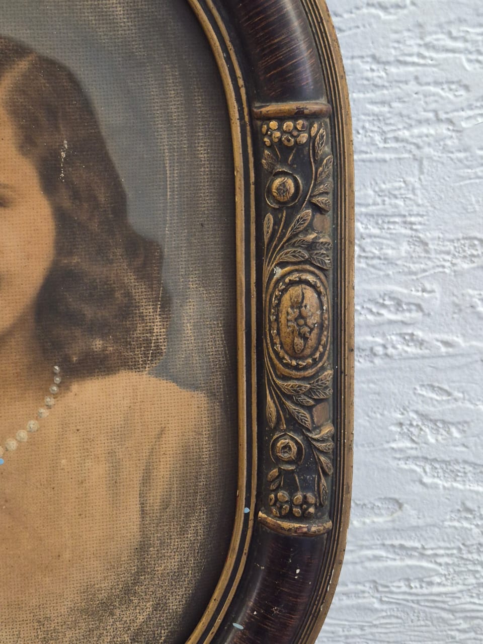 Quadro porta retrato vintage,  anos 40, com foto pintura na clássica moldura oval com detalhes entalhados.  Moldura linda, íntegra, com mínimos detalhes do tempo.
