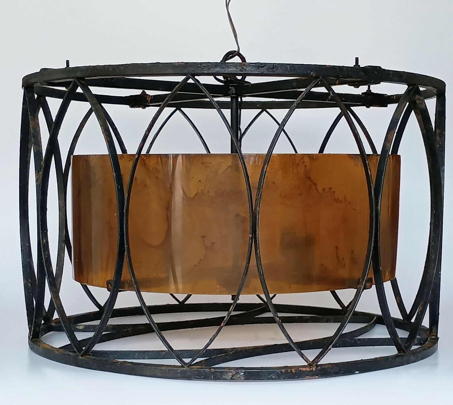 Lustre pendente de grande porte em ferro e resina âmbar