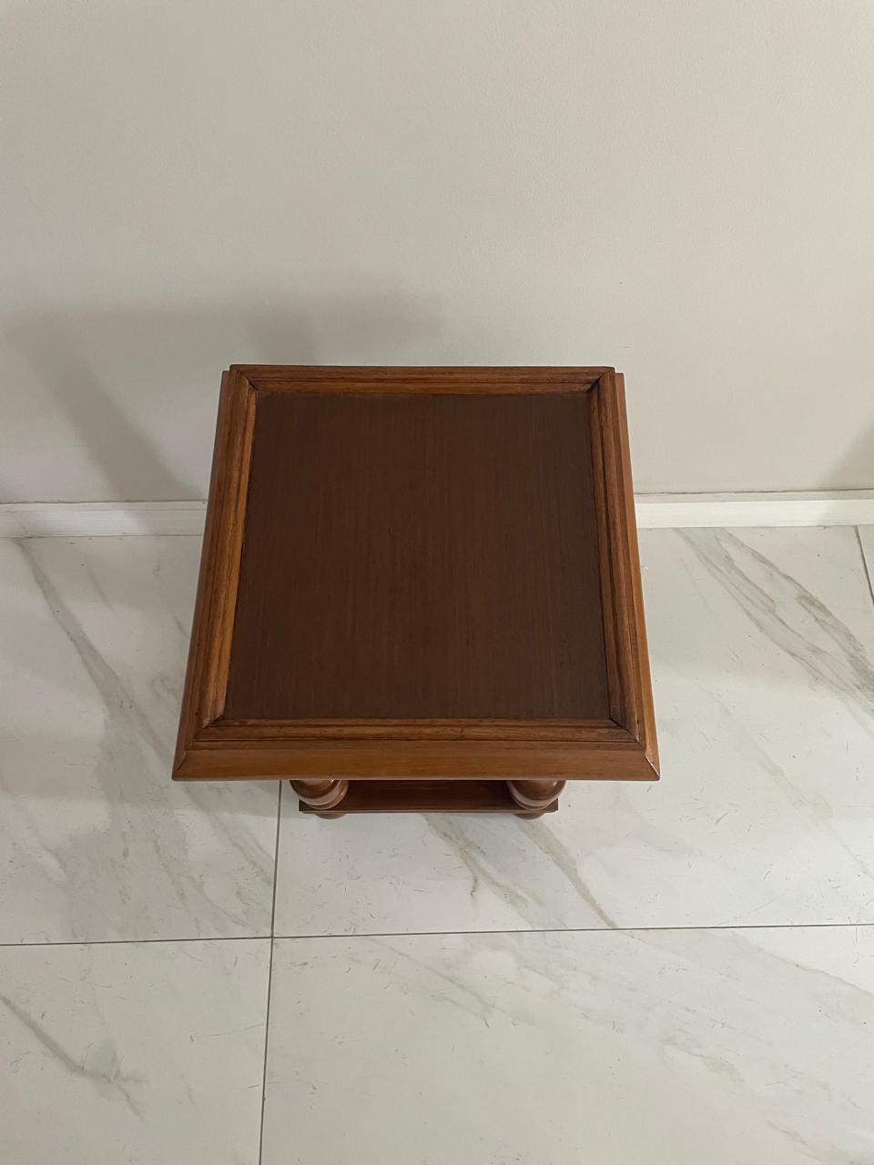 Mesa de apoio quadrada de madeira