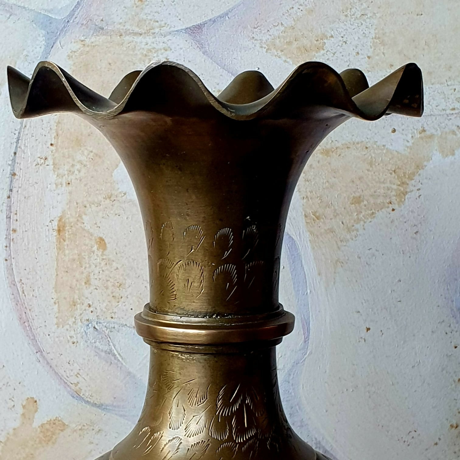 Grande vaso floreira em bronze indiano com lindíssima borda em movimento!