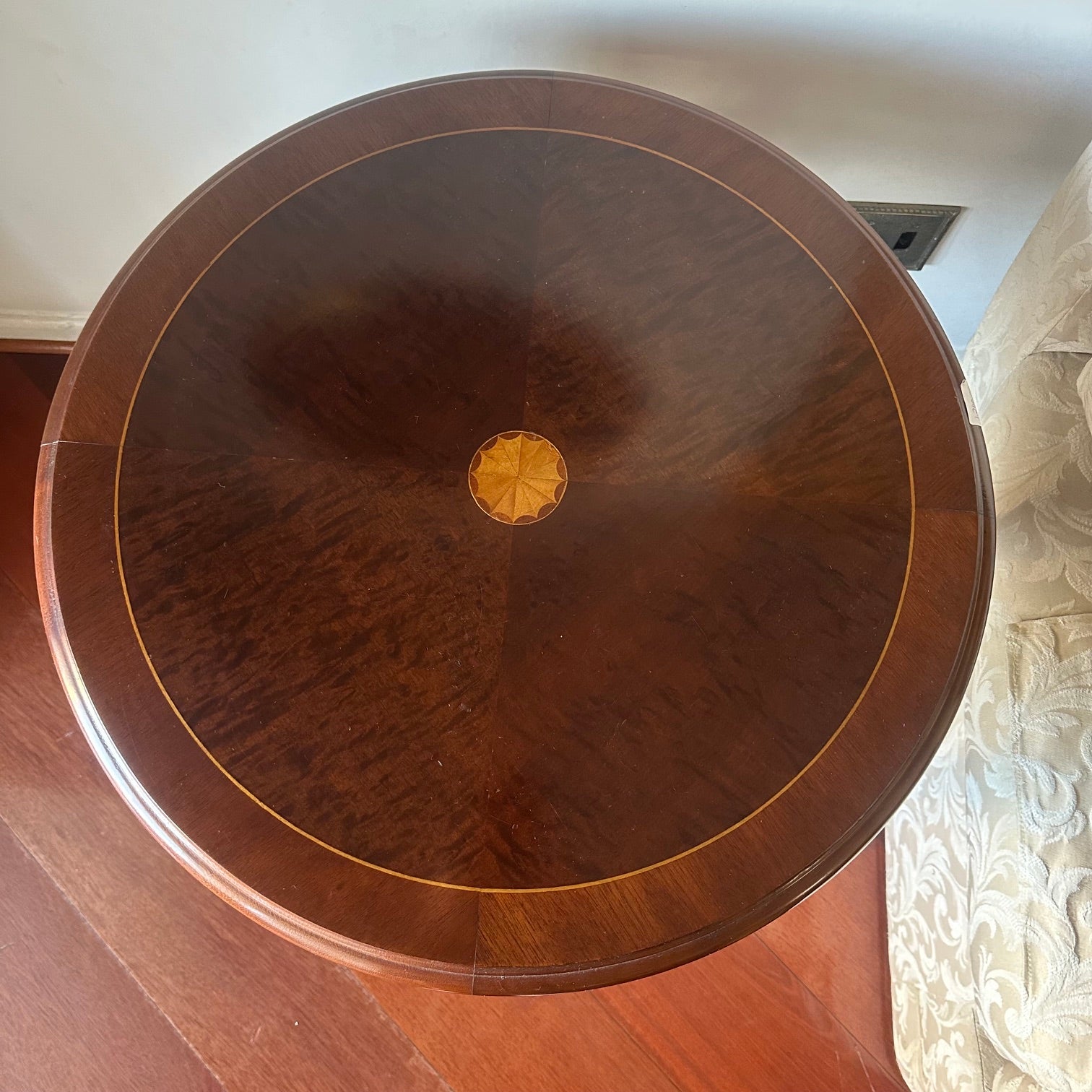 Mesa de apoio redonda estilo inglês detalhes marchetados, linda!