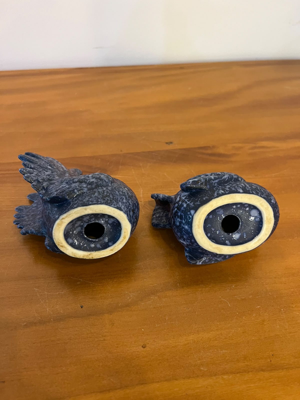 Dupla de aves decorativas em cerâmica azul mesclada – galo e galinha (saleiro e pimenteiro) 