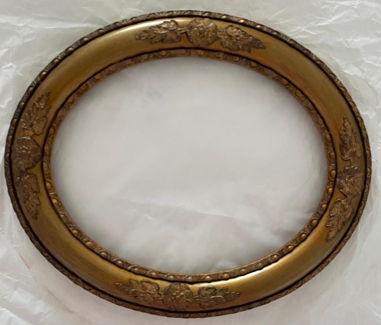 Moldura Oval dourada em madeira maciça com vidro bombê abaulado