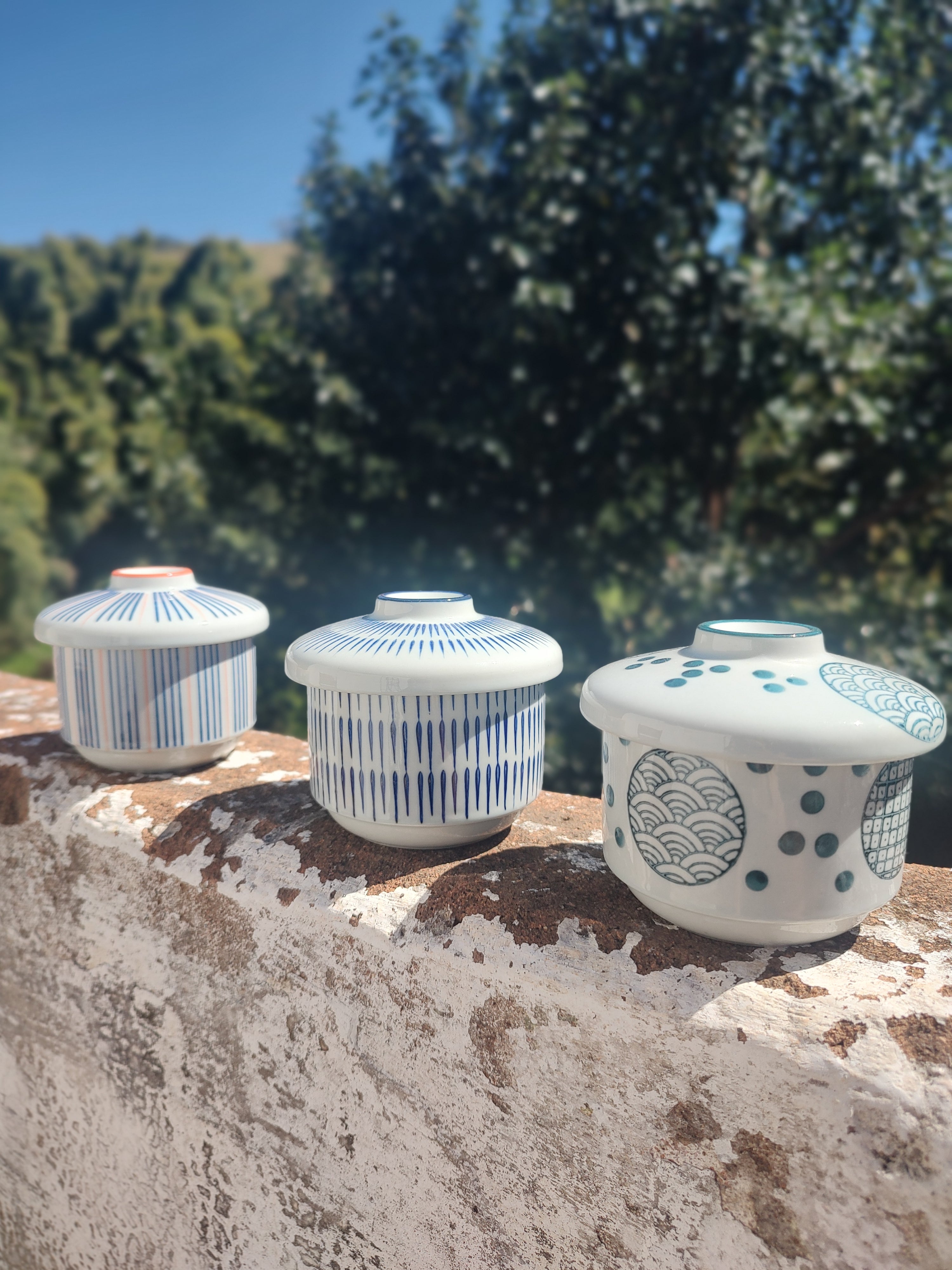 Delicado Trio de pequenos Potes com tampa em porcelana japonesa