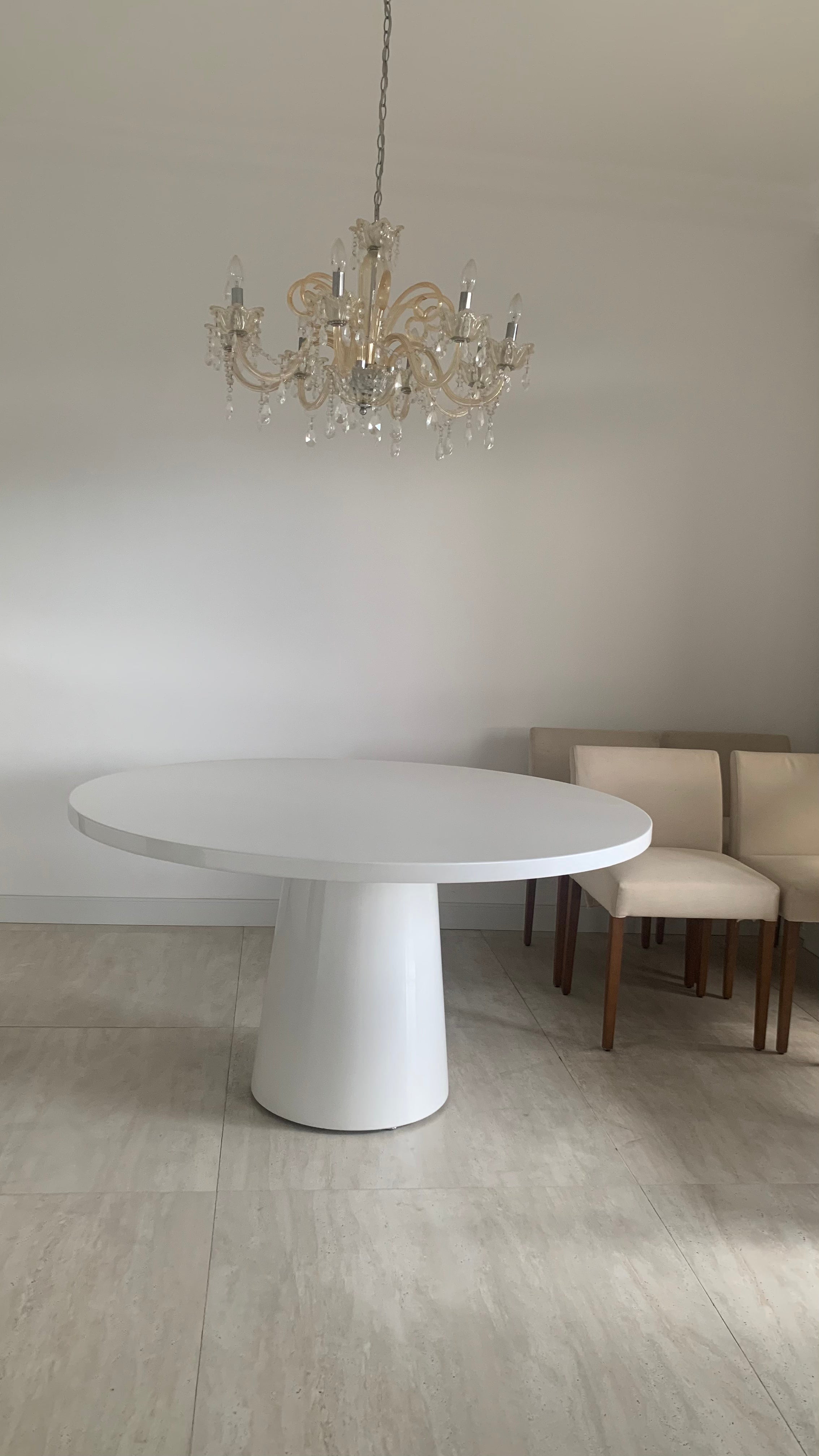 Mesa de Jantar Redonda Branca Jone - Design Silvio Romero