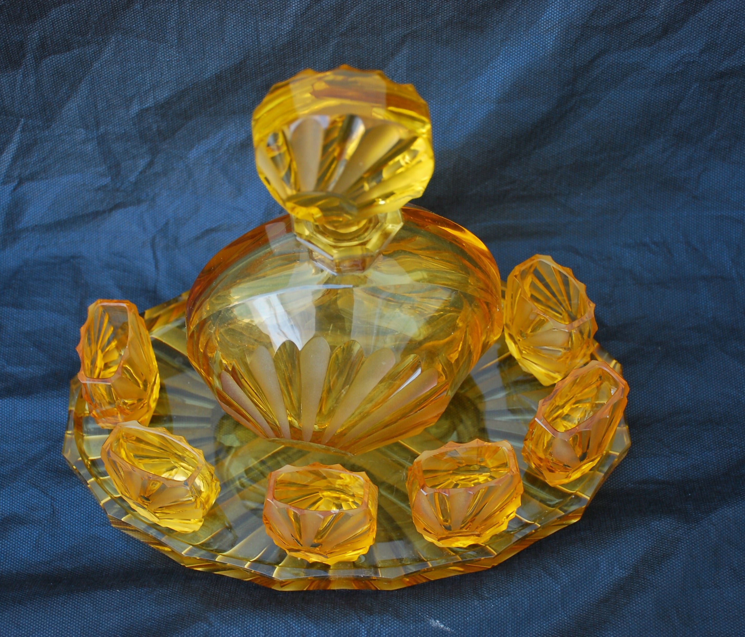 Conjunto de licor de vidro âmbar Decanter Pena de pavão 1935 Arte Boêmia