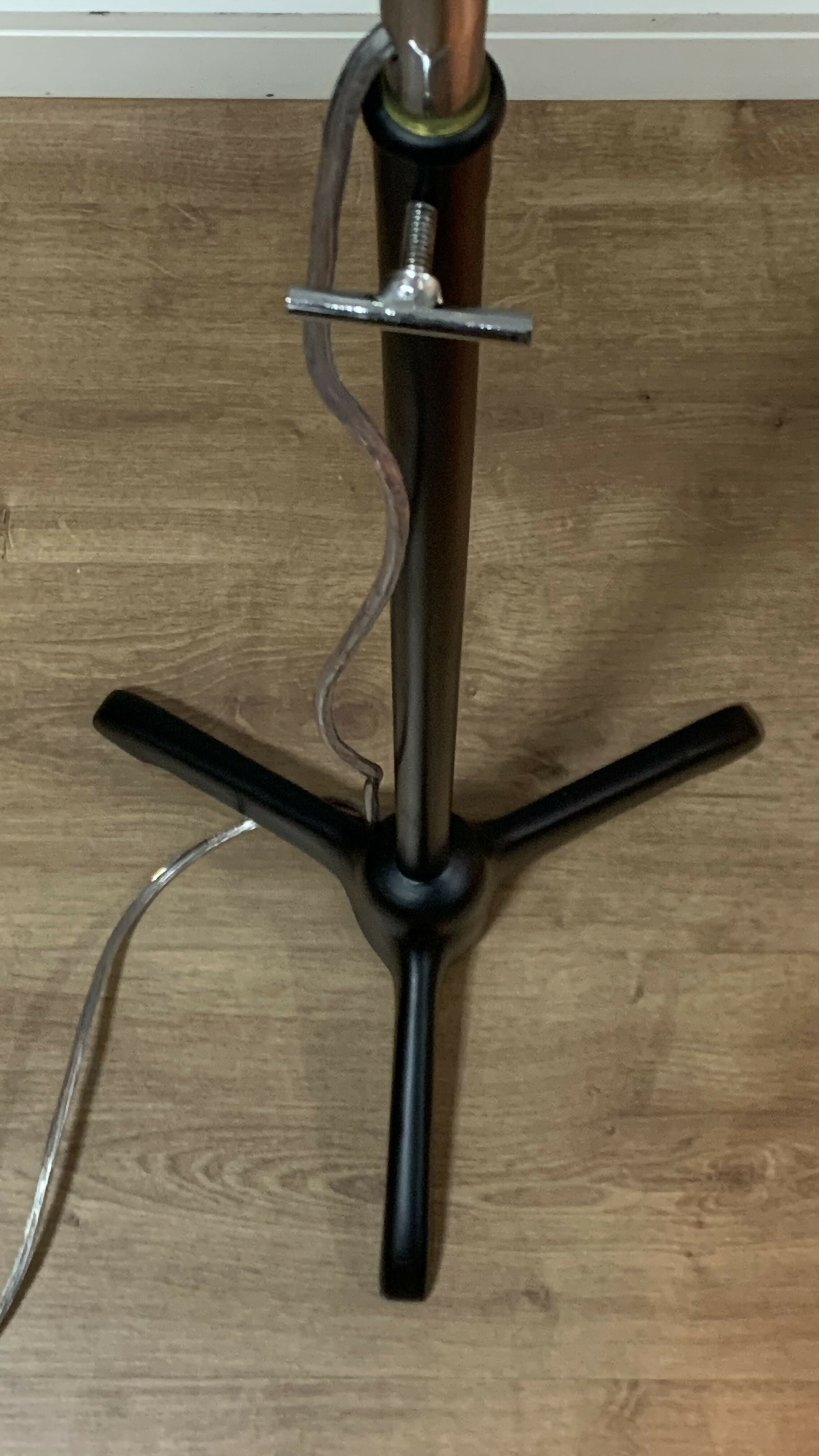 Luminária de piso em metal modelo Eye Ball