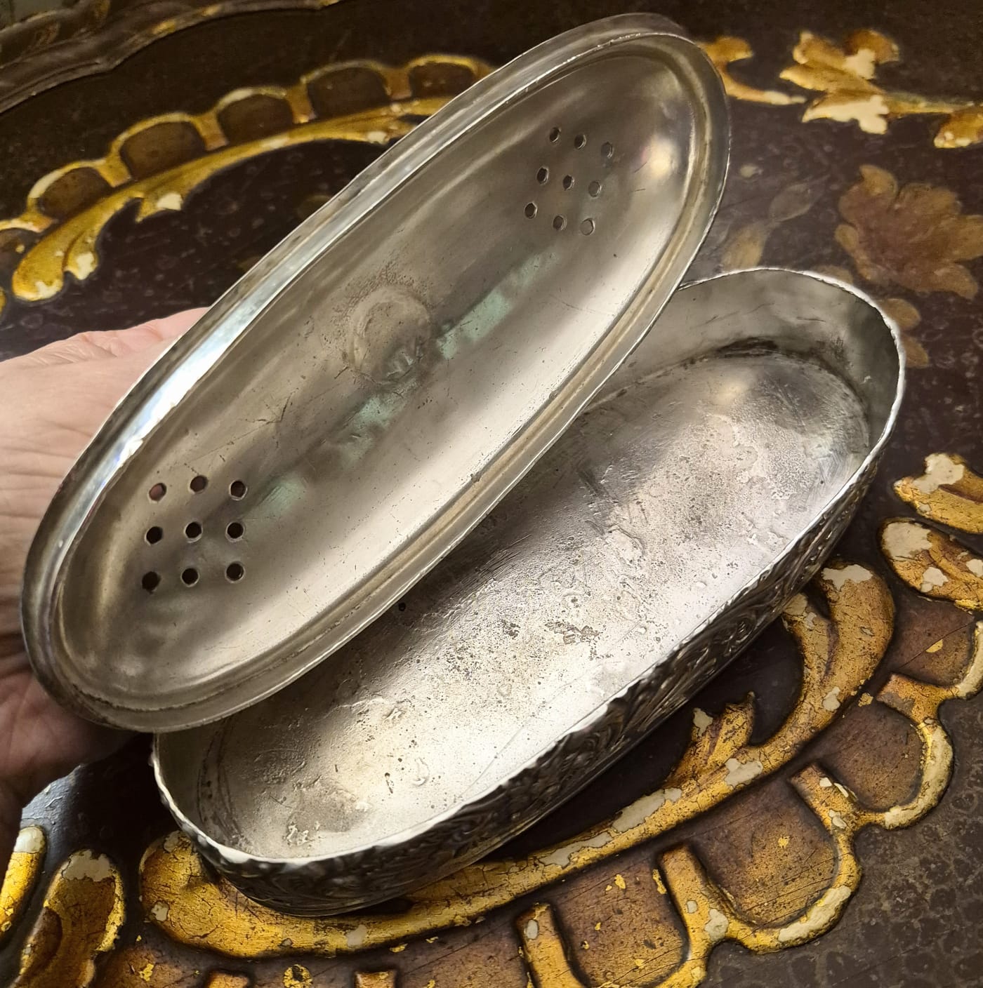 Caixa antiga (cerca de 1900) porta talco, hoje porta joias em metal espessurado à prata (banho quádruplo) estadounidense Art Noveau. Peça incrível,  relíquia linda com banho ainda em ótimo estado. Fabricante: Imperial Silver Co