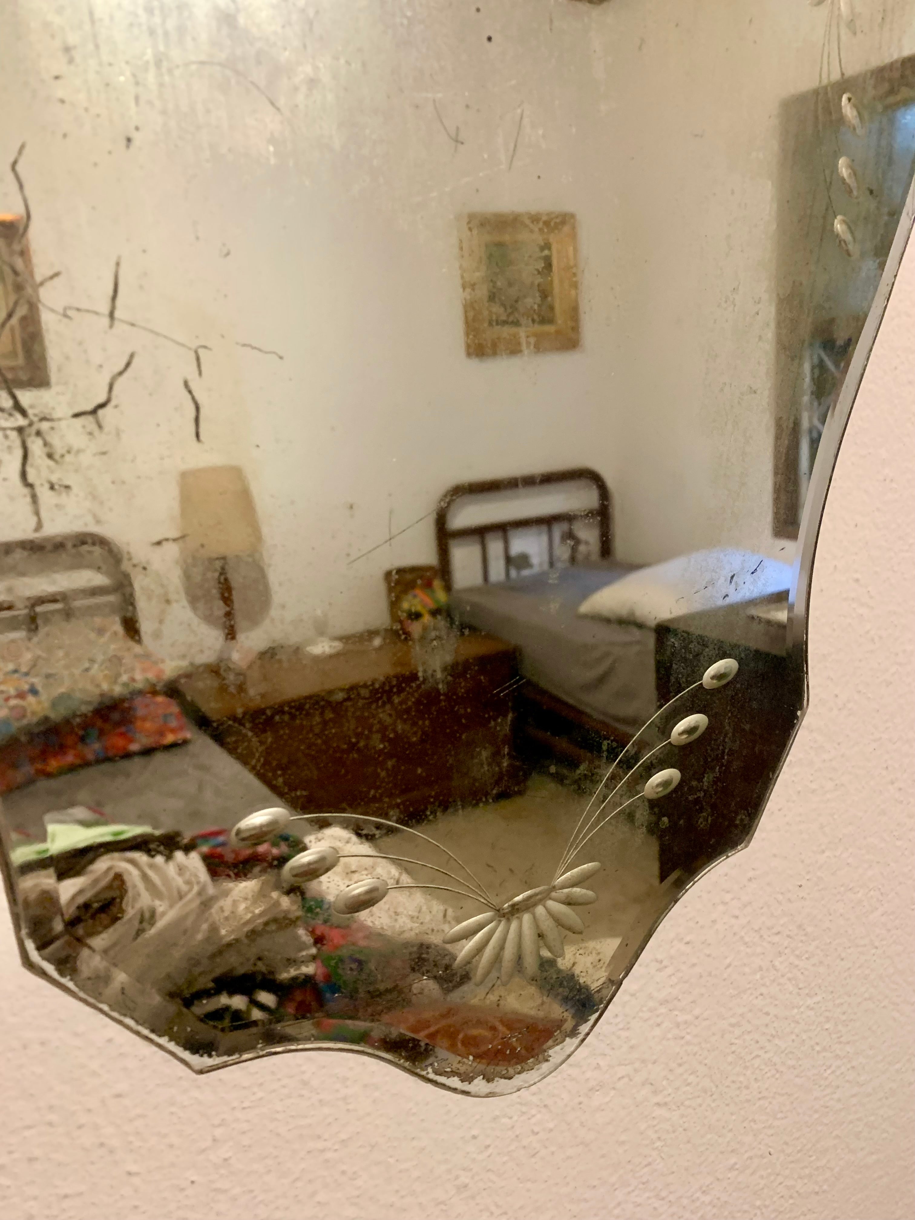 Antiquíssimo espelho estilo veneziano lapidado com decoração floral