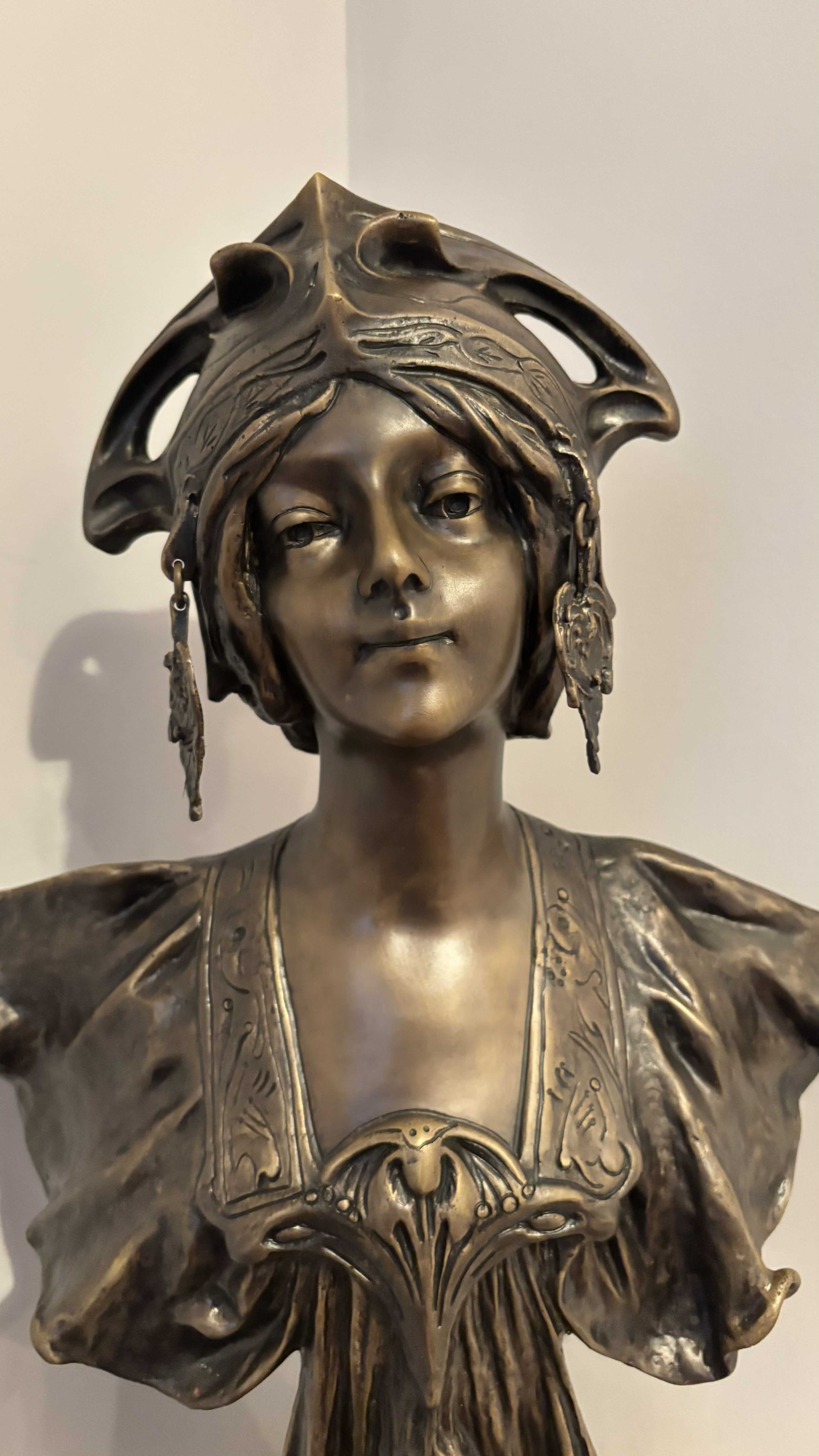 Busto Feminino em Bronze com Base de Mármore