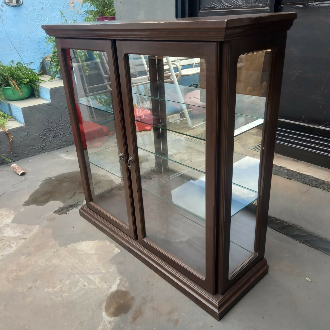 Cristaleira antiga em. Madeira