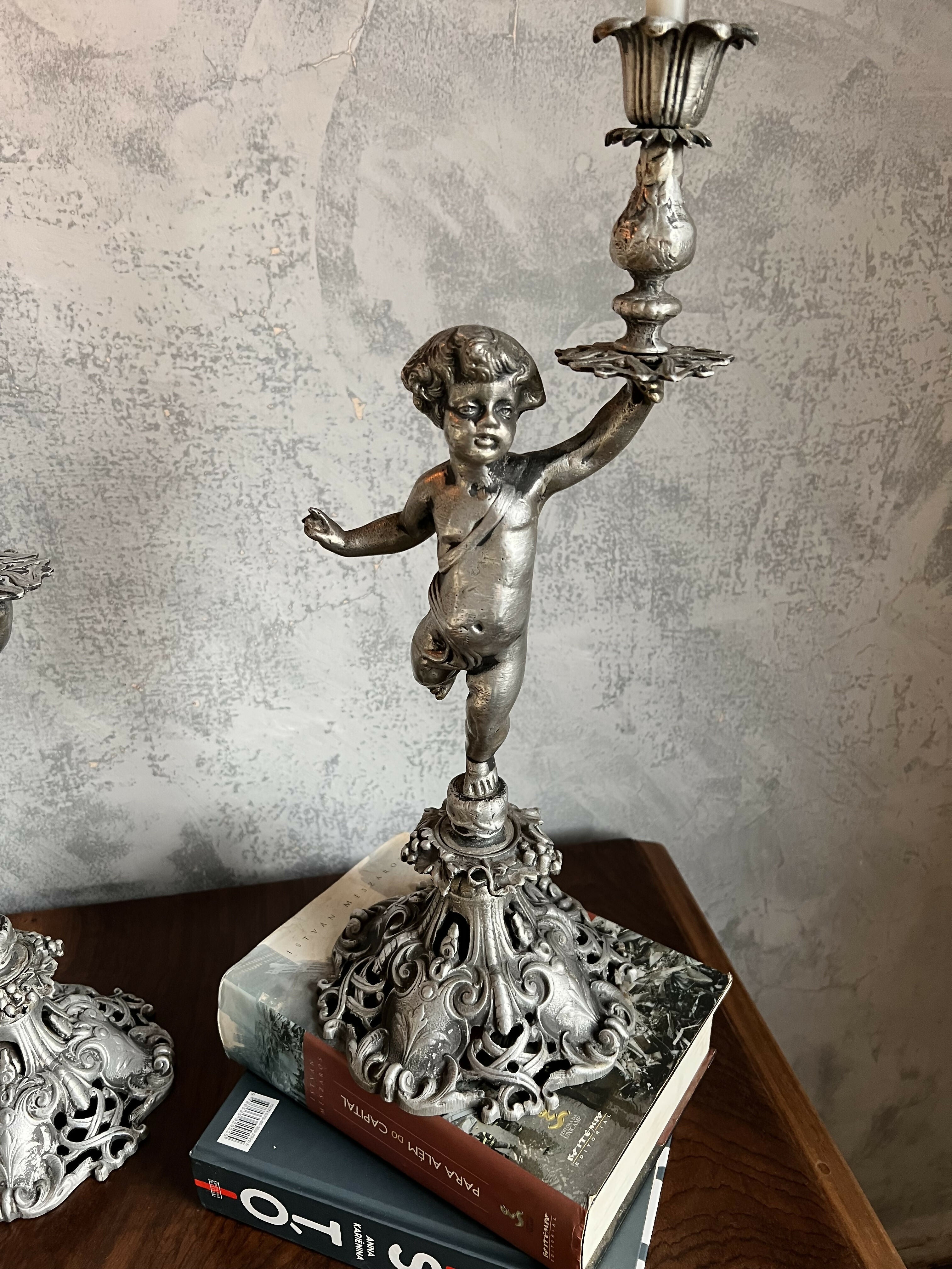 Antigo par de Castiçais querubins tocheiros em metal espessurado