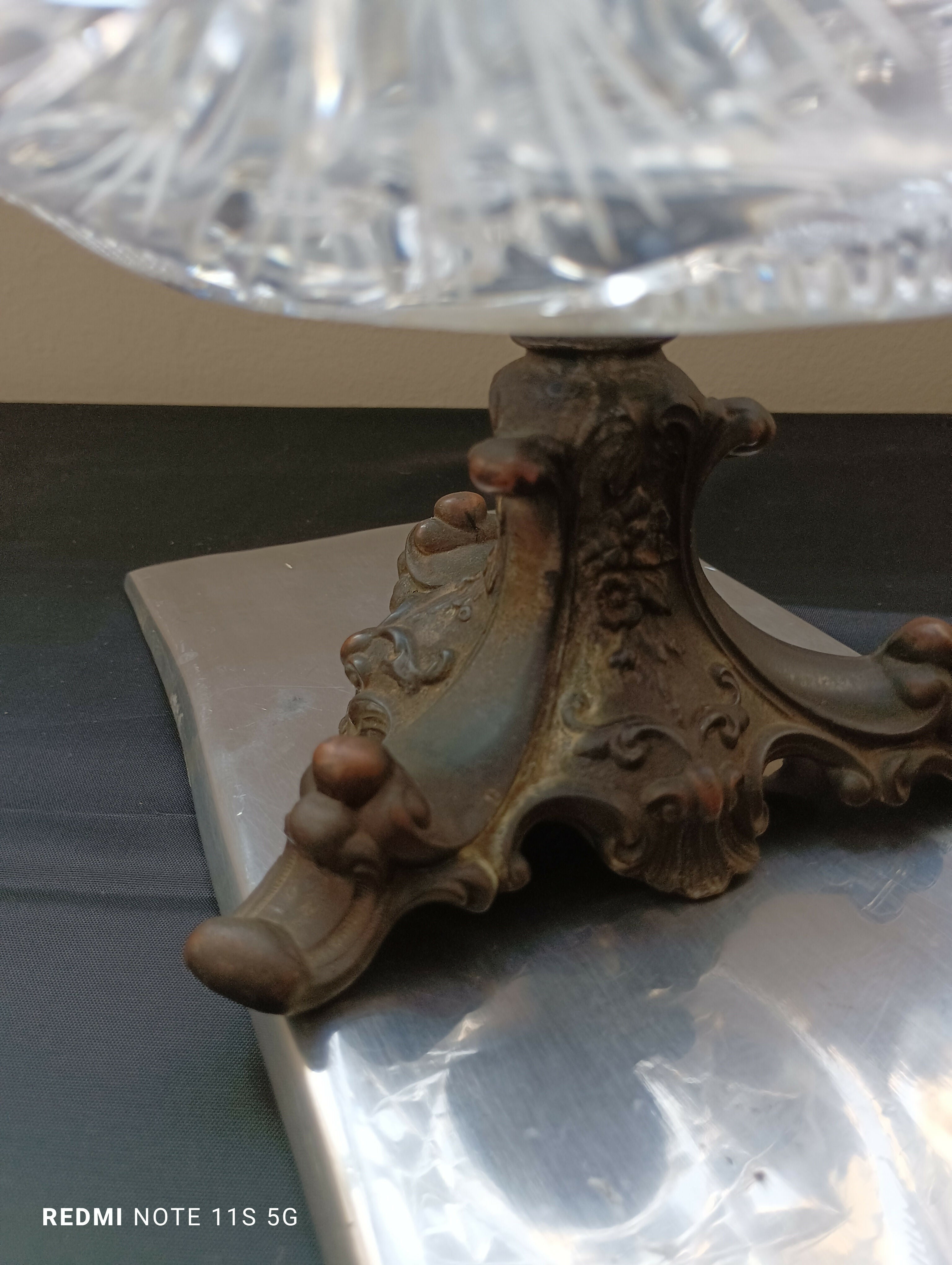 Fruteira de Cristal lapidada com pé de Petit Bronze