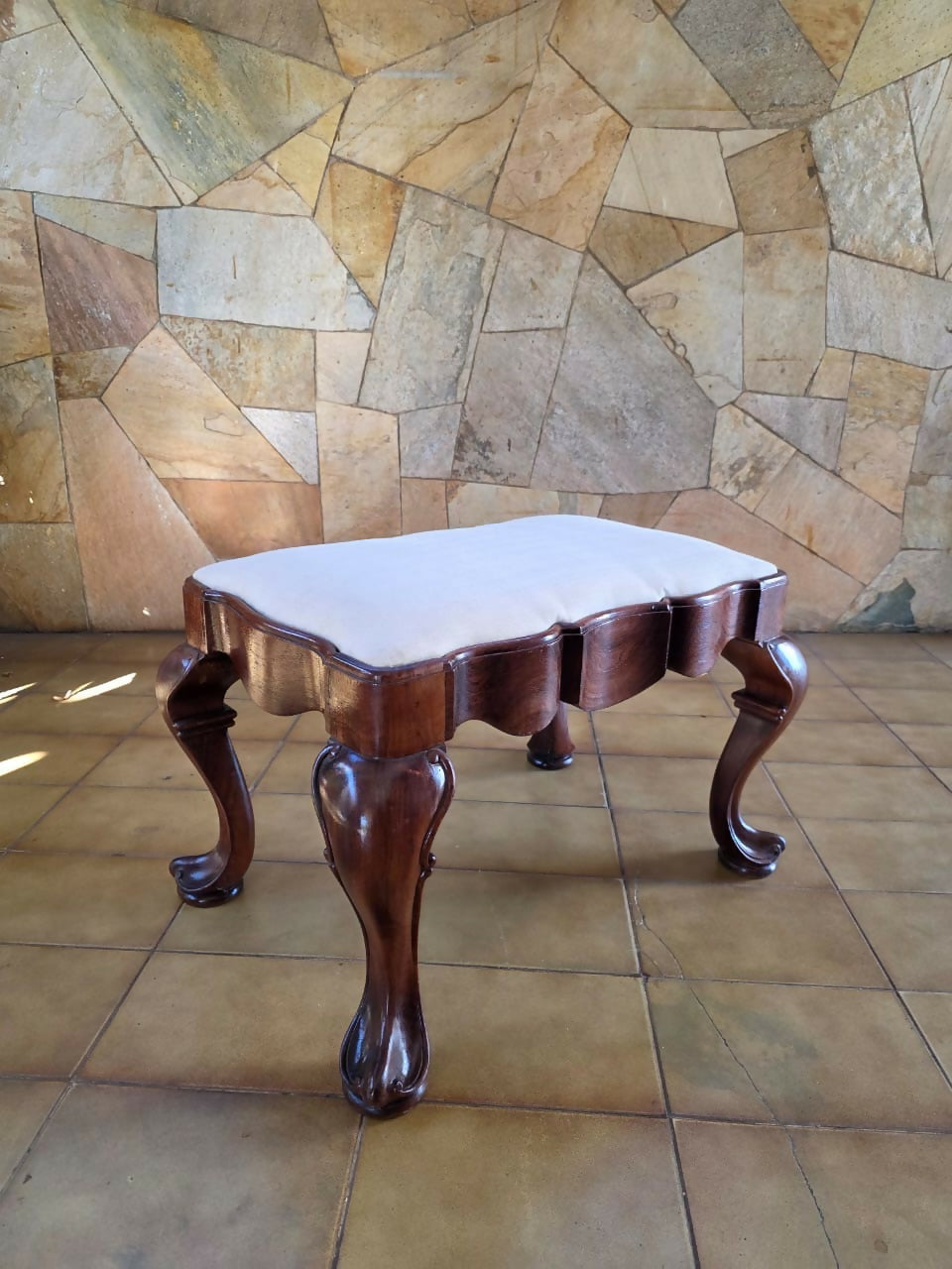 Banqueta Dom José em jacarandá maciço, tecido shantung de seda.