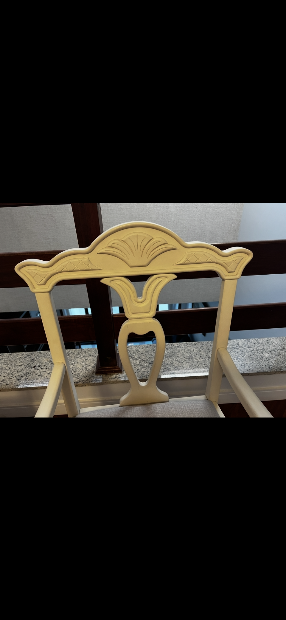 Poltronas clássicas brancas com braço e estofado claro em linho 