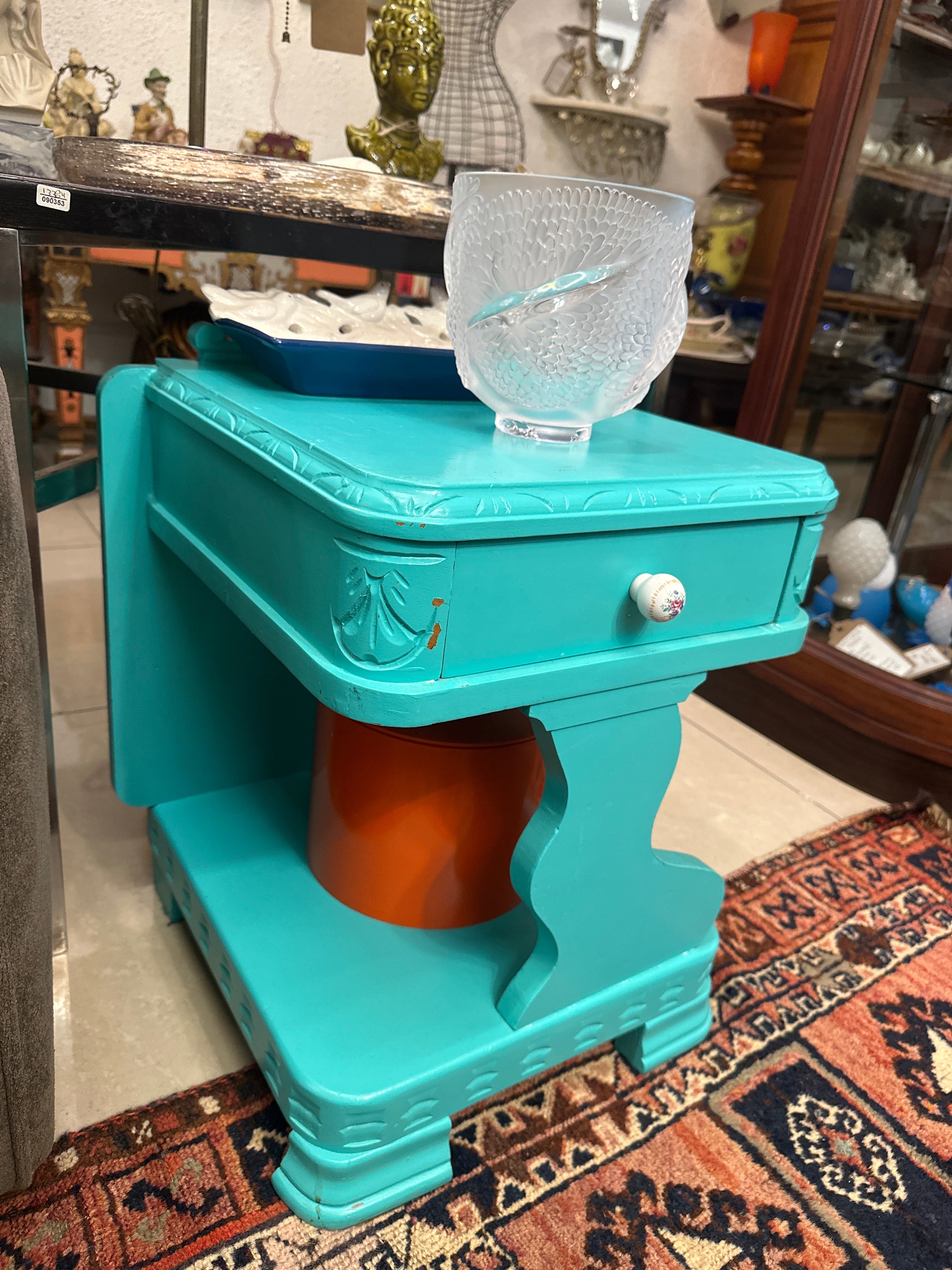 Mesa de cabeceira retrô em azul 
