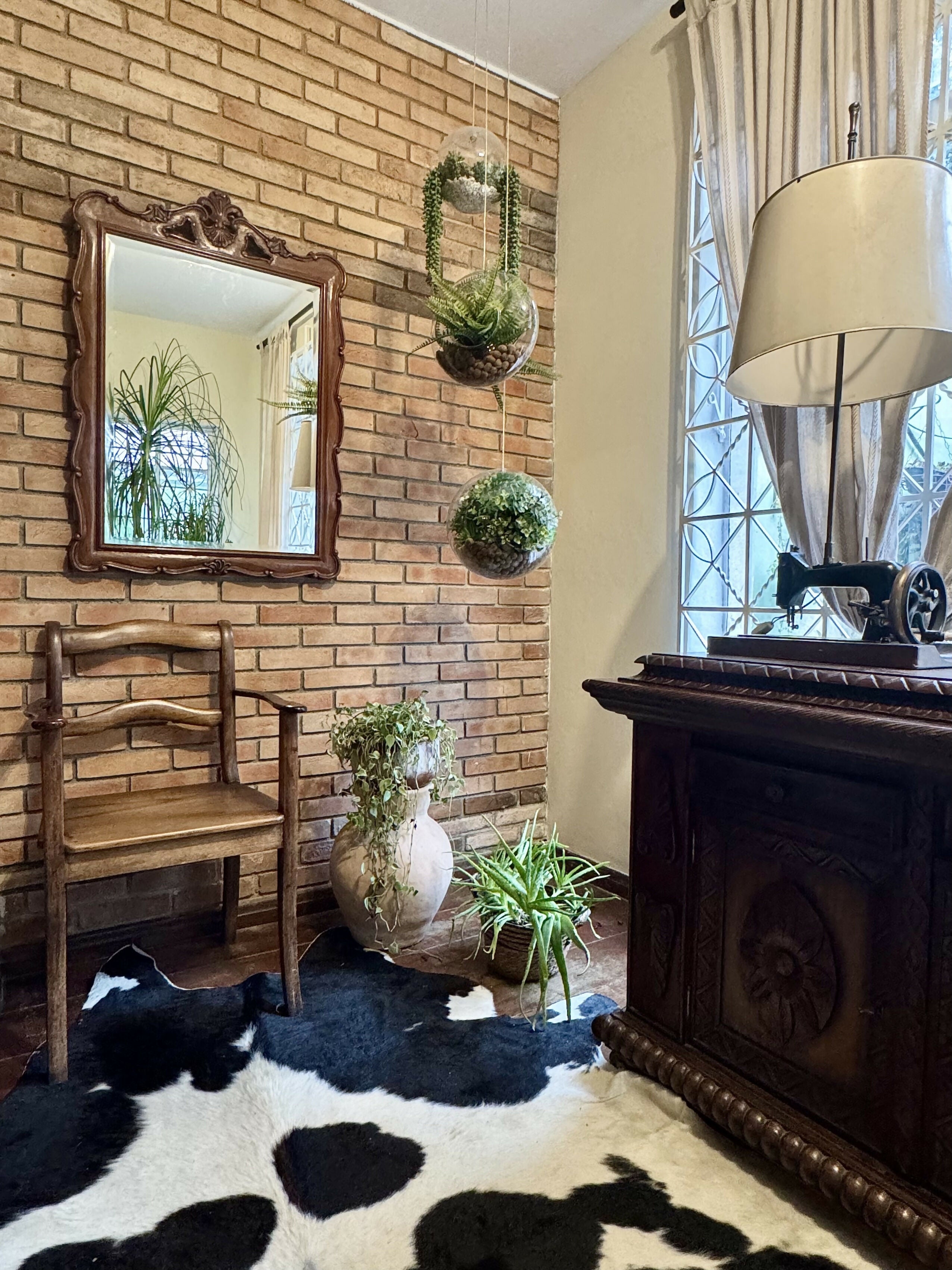 Espelho Bisotê em Madeira Maciça Esculpida