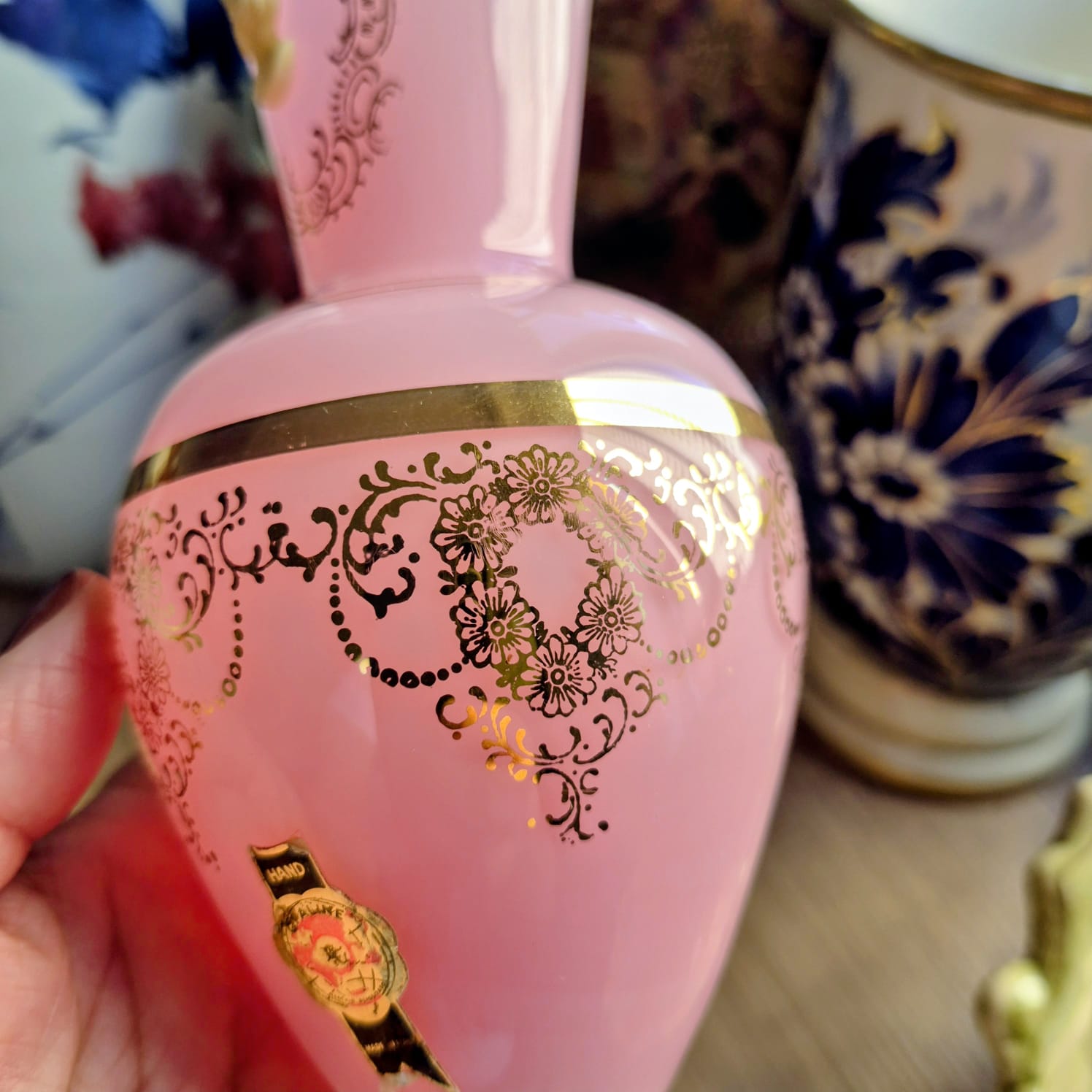 Vaso em opalina italiana Empoli,  decorada à ouro brunido e camafeu em aplique. Base em opalina branca swirl. Maravilhosa!