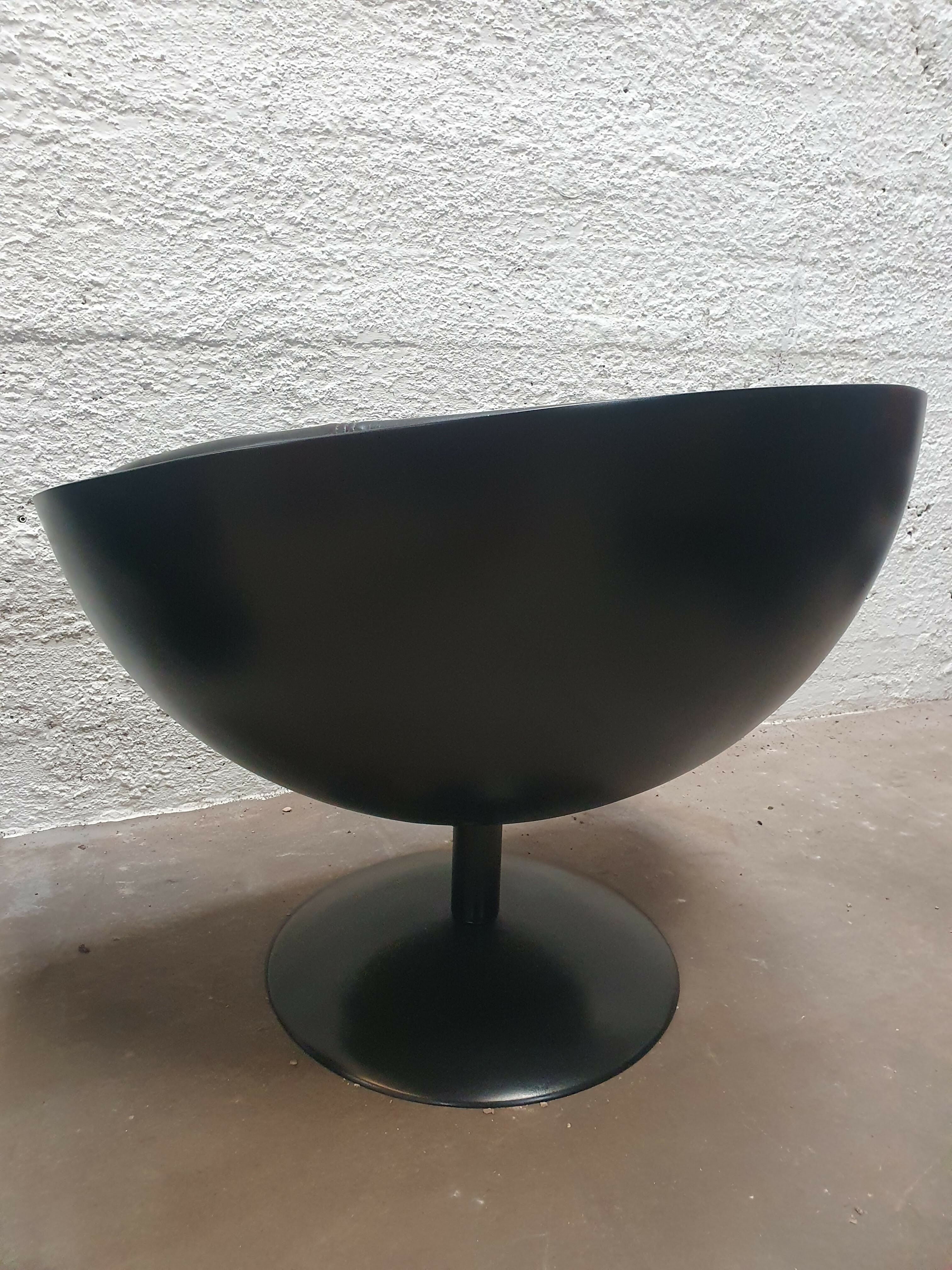 Poltronas Concha anos 80 em fibra e couro (restauradas)