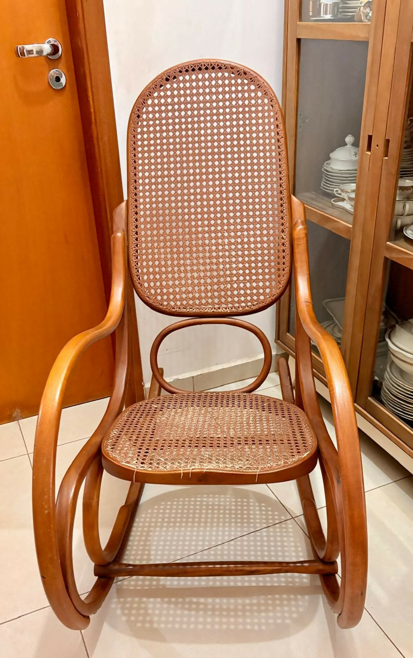 Cadeira de balanço estilo Thonet