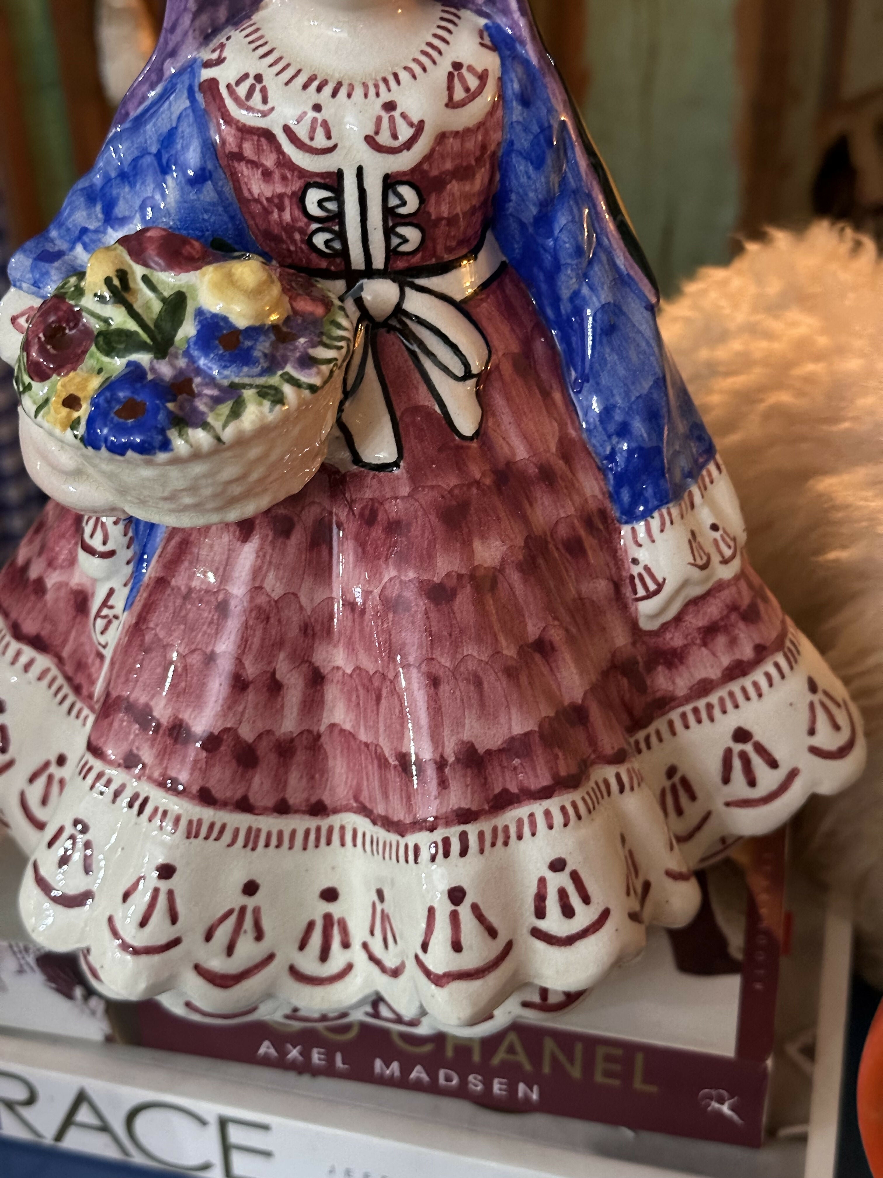 Maravilhosa estatueta antiga em faiança portuguesa mulher camponesa florista - peça pintada à mão