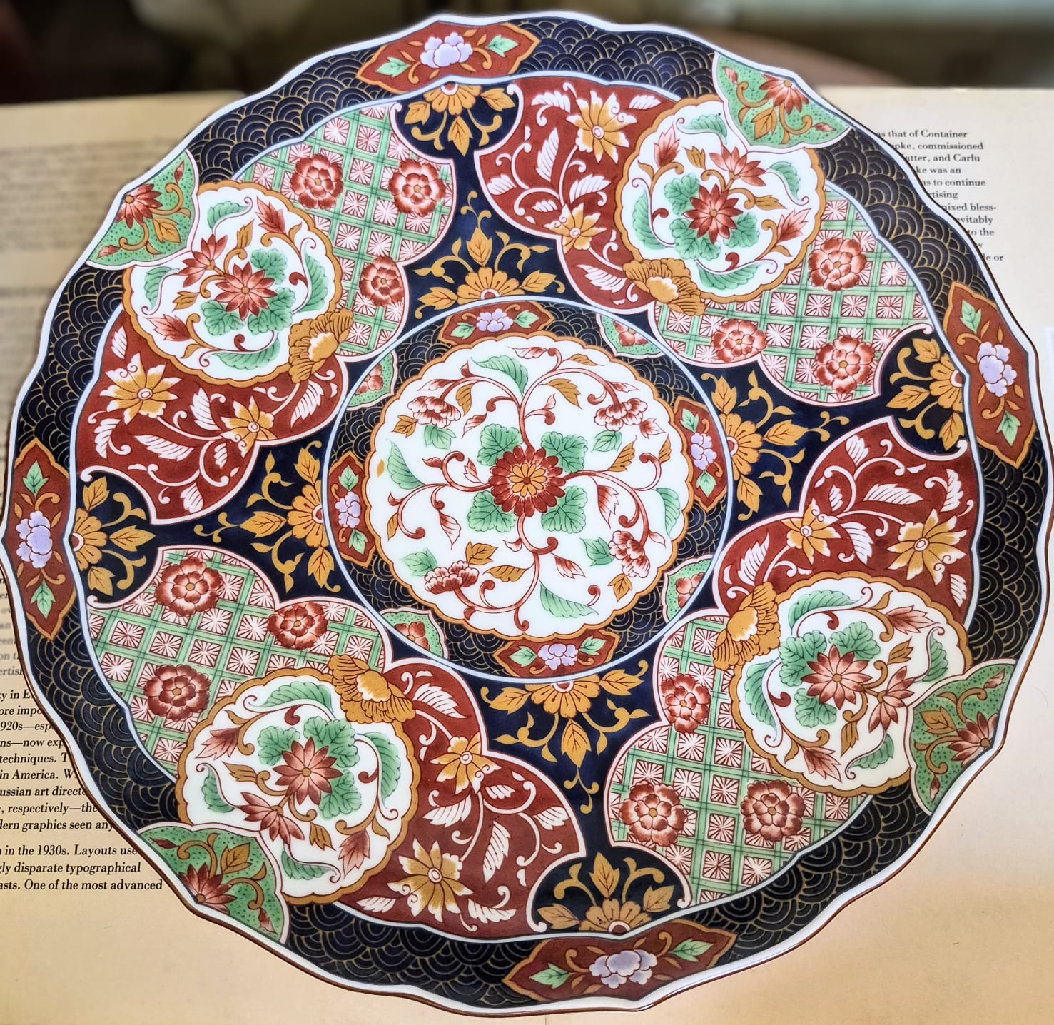 Prato decorativo maravilhoso em porcelana japonesa Arita Imari, com as tradicionais cores: azul cobalto,  dourado e rouge de fer, aqui, com acréscimo de verde, que deixou a peça espetacular!