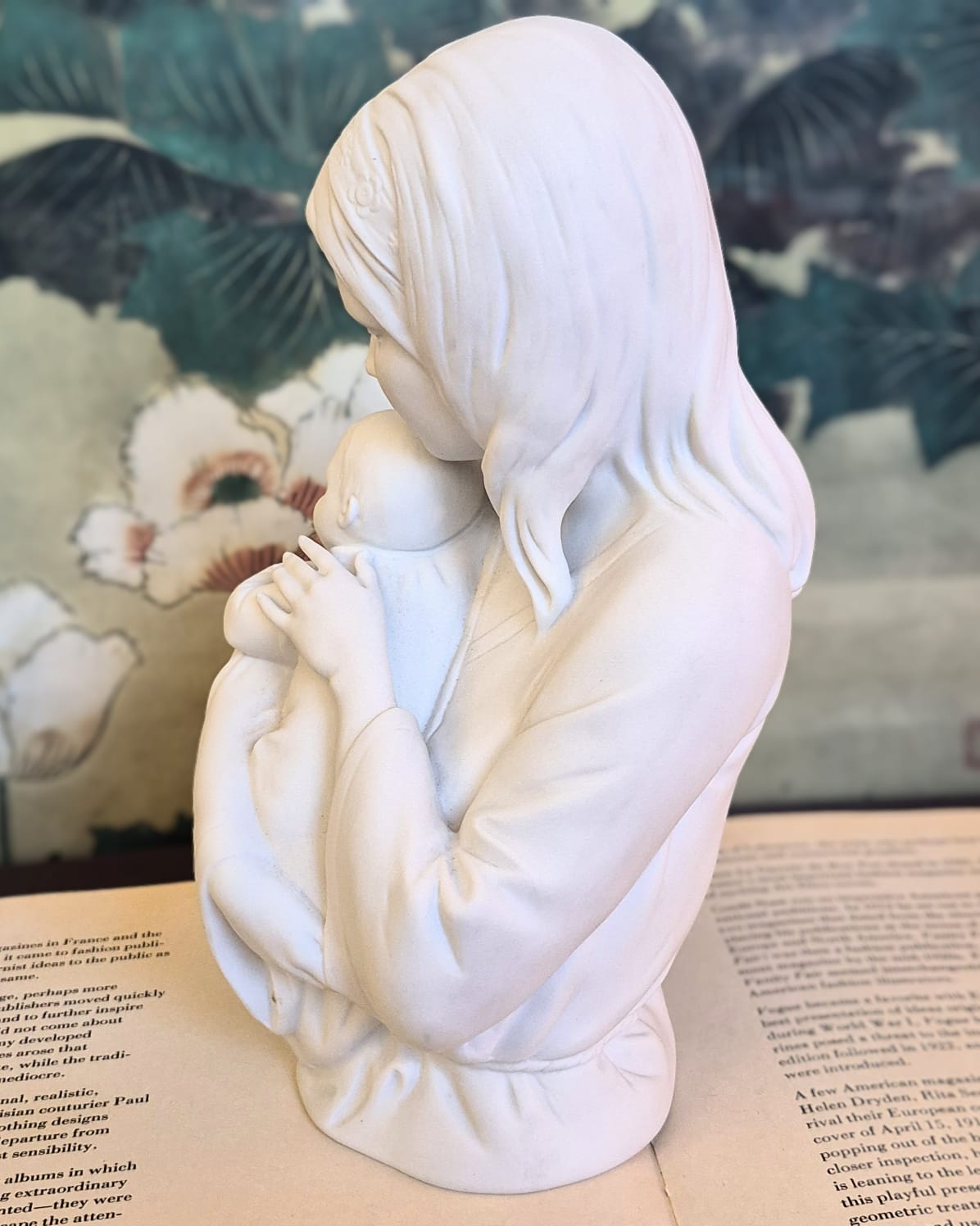 Escultura em porcelana biscuit clássica alemã criada pelo escultor Wolfgang Gawantka para a prestigiada manufatura Kaiser Porzellan, chamada "Mãe e Filho", nos anos 80.