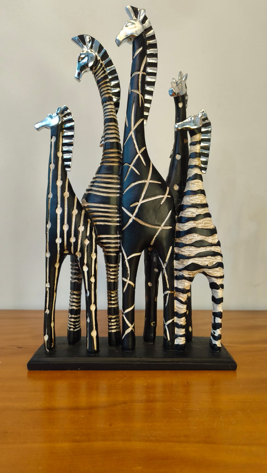 Escultura Decorativa de Cinco Zebras Estilizadas em Preto e Prateado – 40 cm
