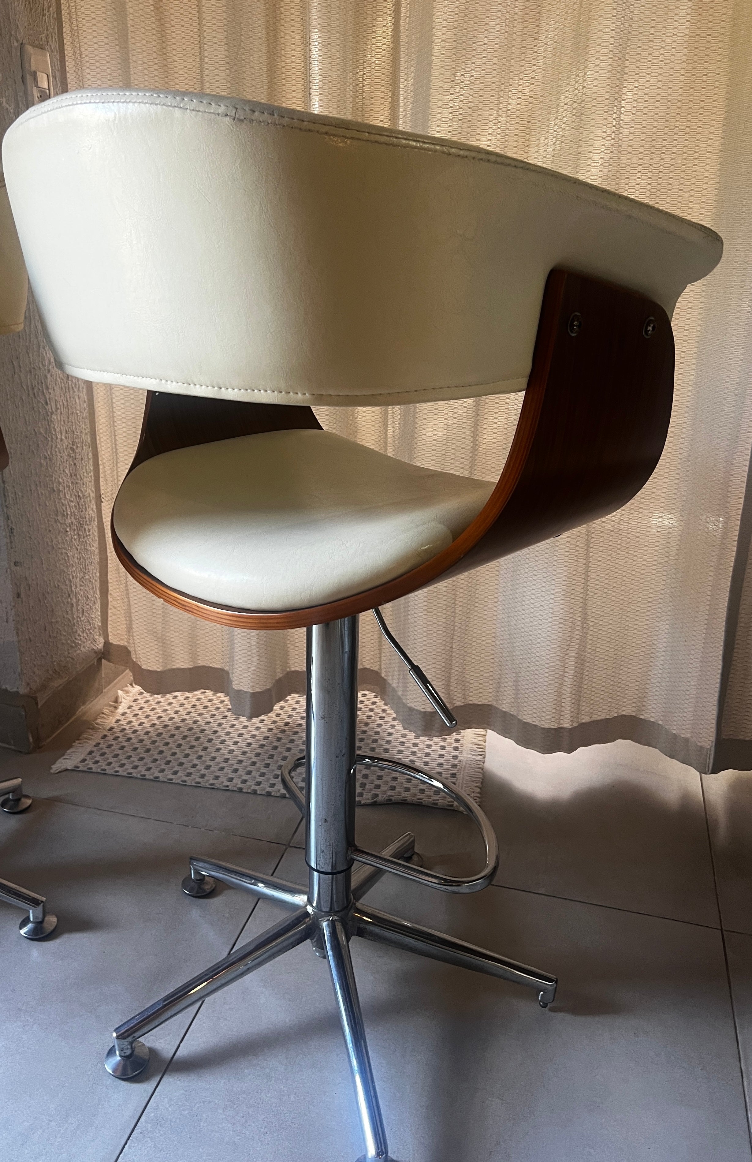 Poltronas bistrô / Banco Alto giratório em estofado claro e pés em metal 