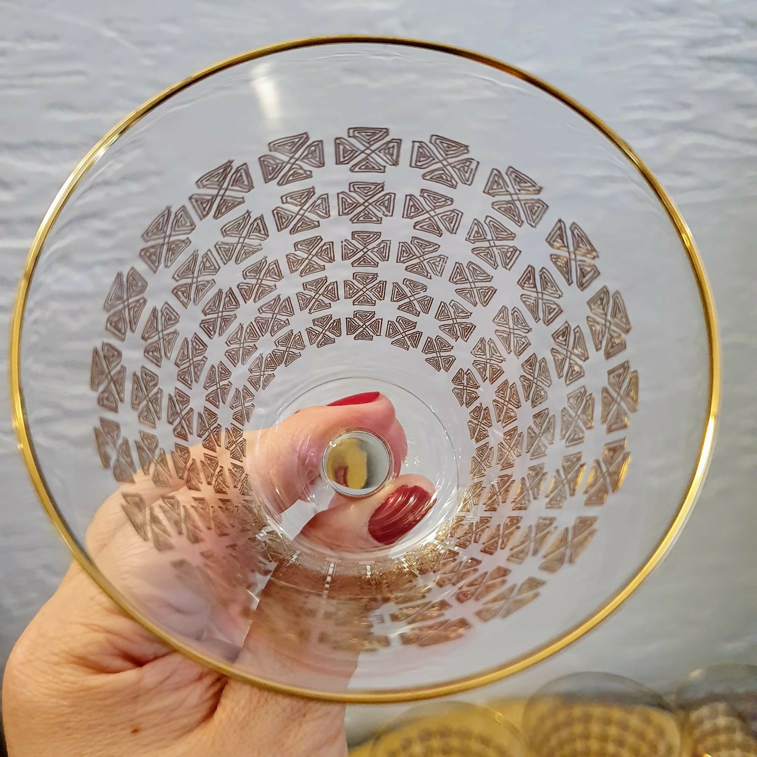 Conjunto com 5 taças vintage para vinho tinto em finíssimo cristal com lapidações geométricas trabalhadíssimas