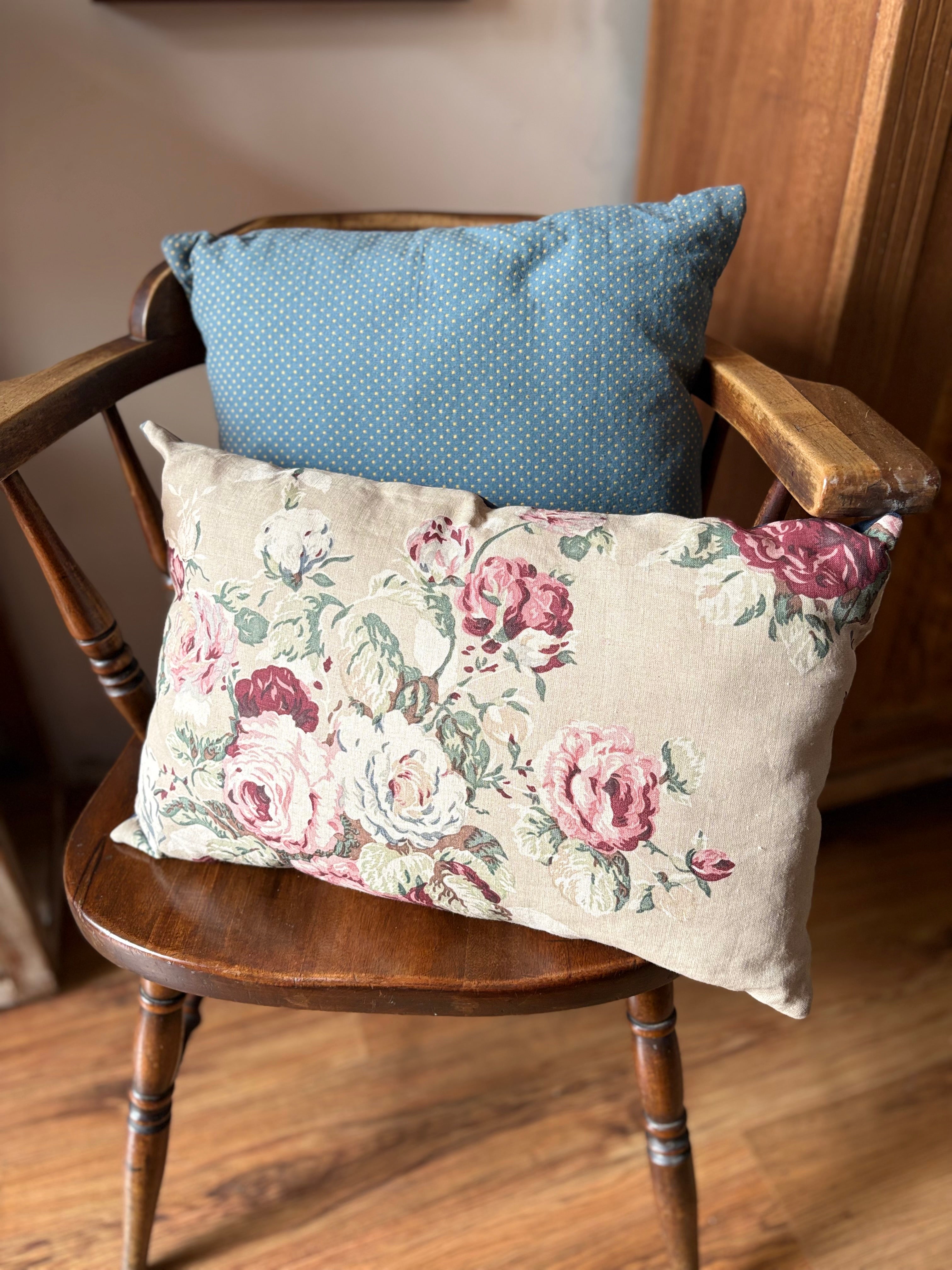 Almofada retangular de linho estampado de flores