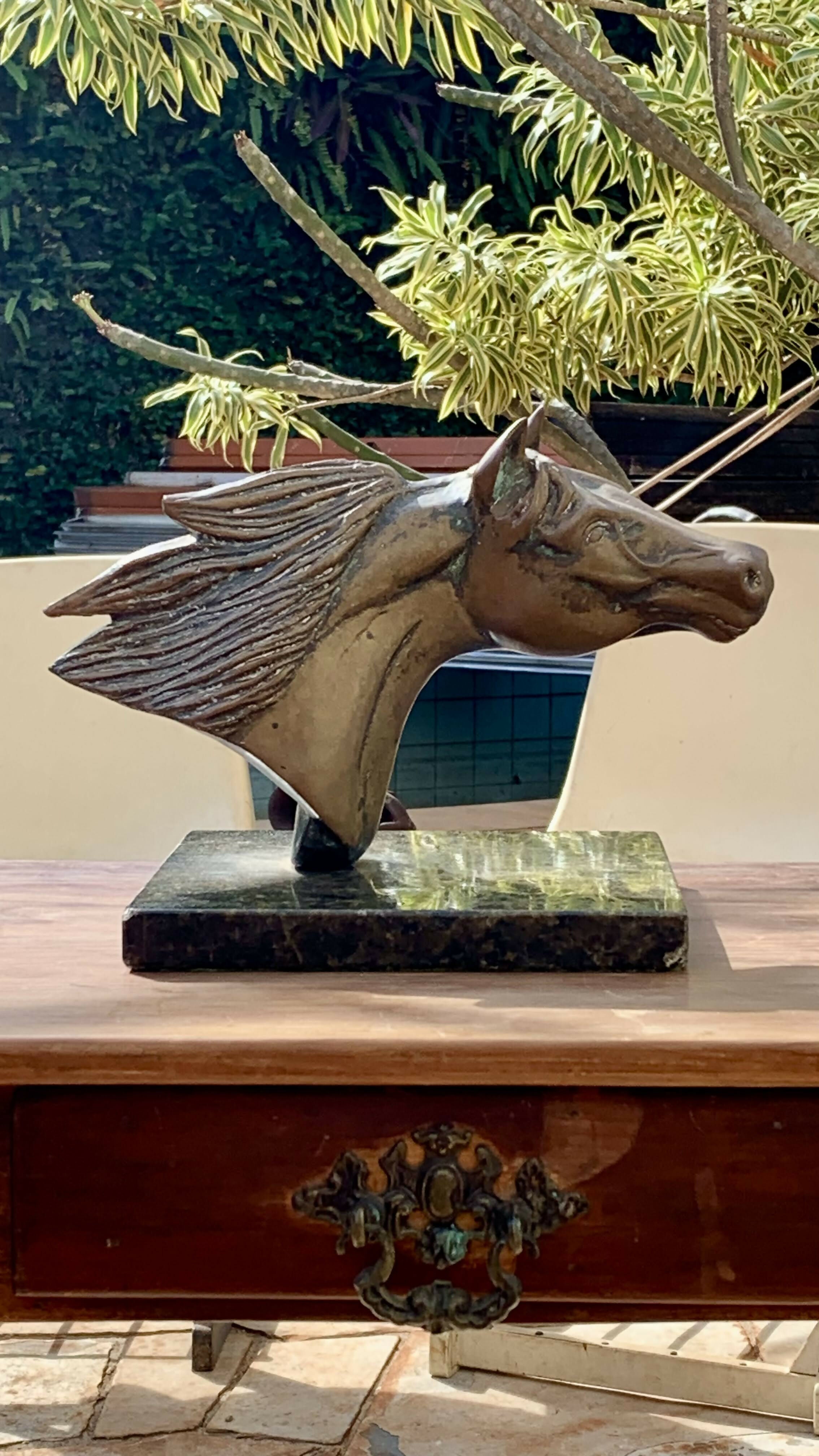 Escultura Cavalo em bronze com base em mármore