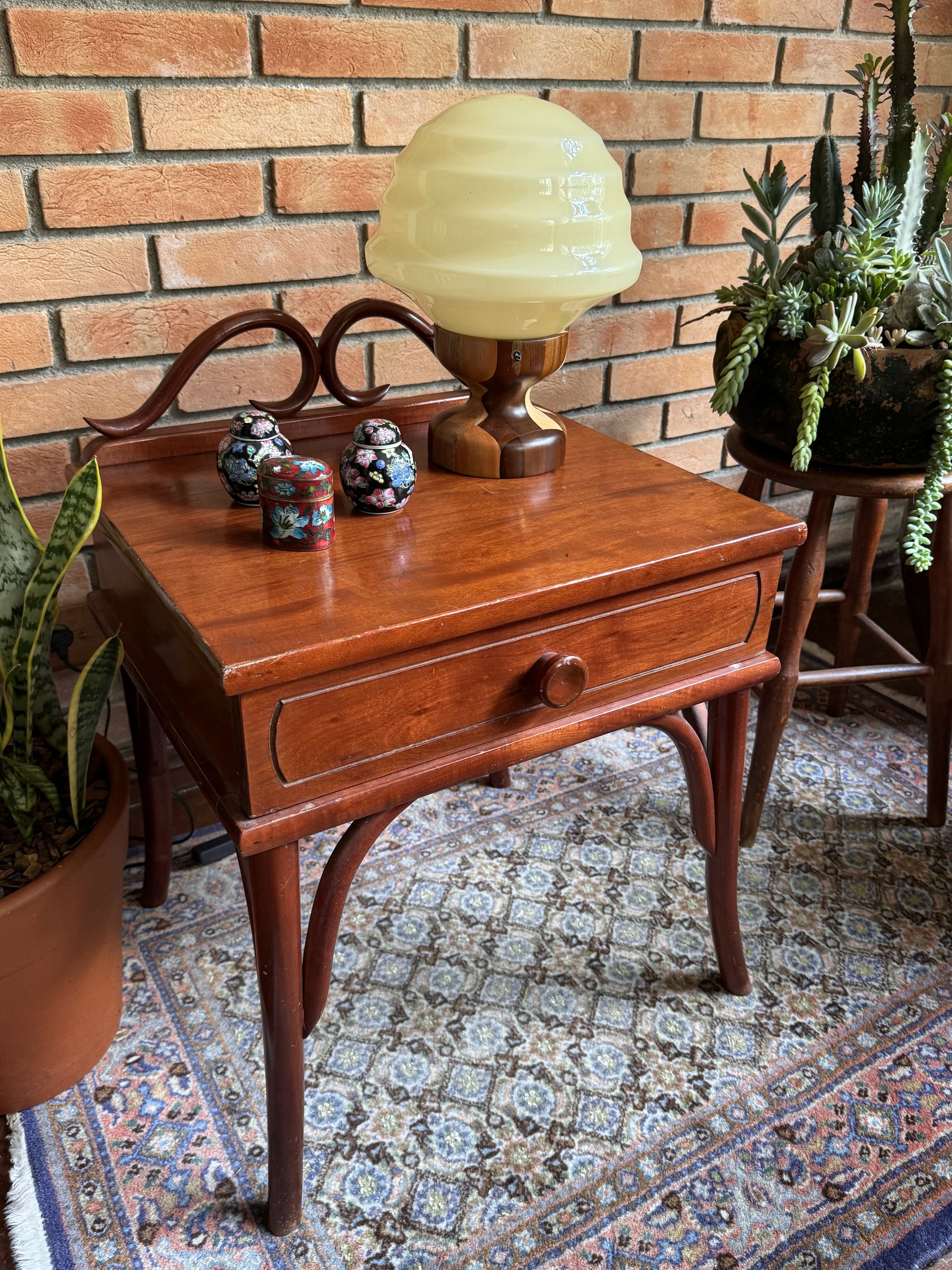 Raríssima mesinha de cabeceira SELADA Thonart Thonet