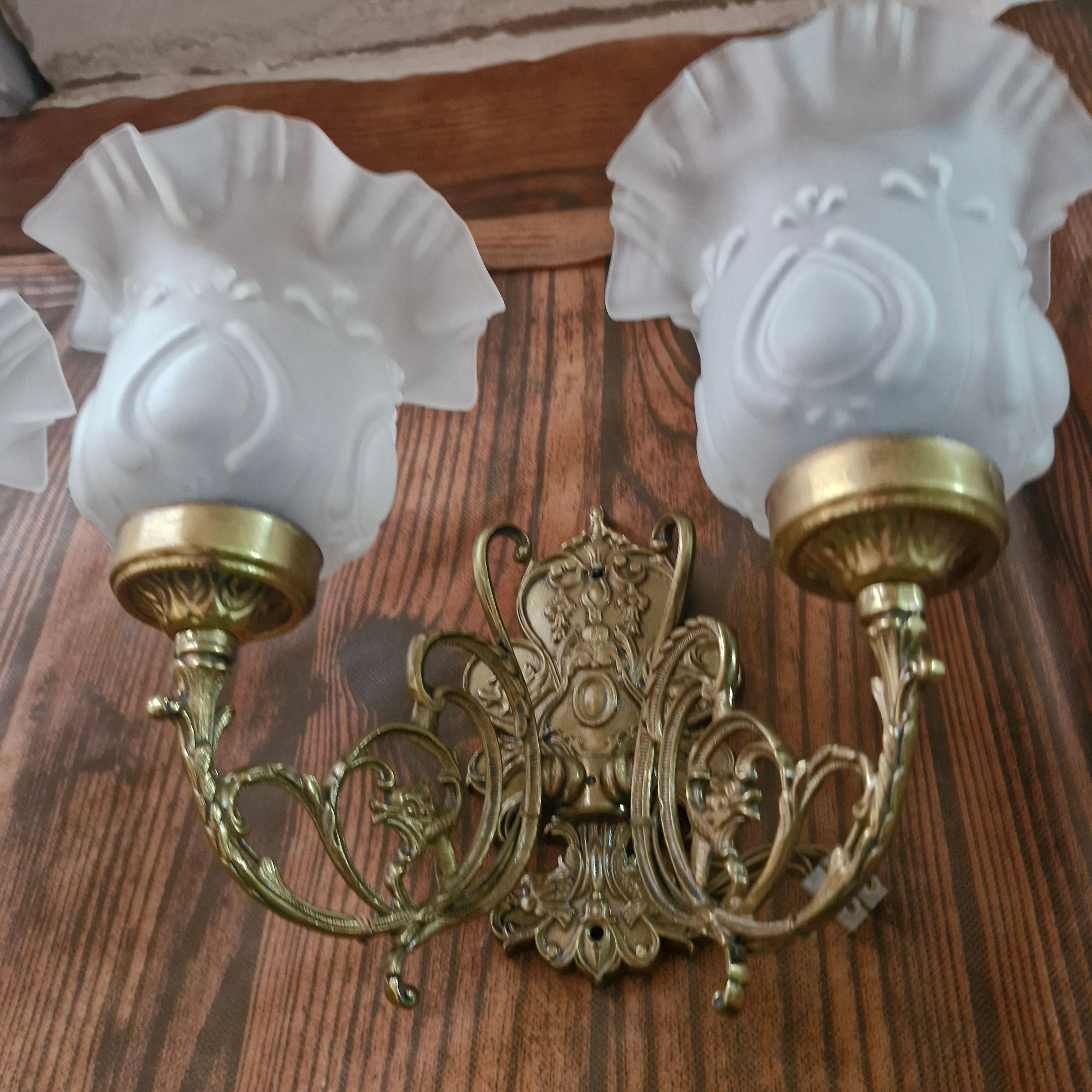 Par de Arandelas Duplas com base de bronze e tulipas em vidro  