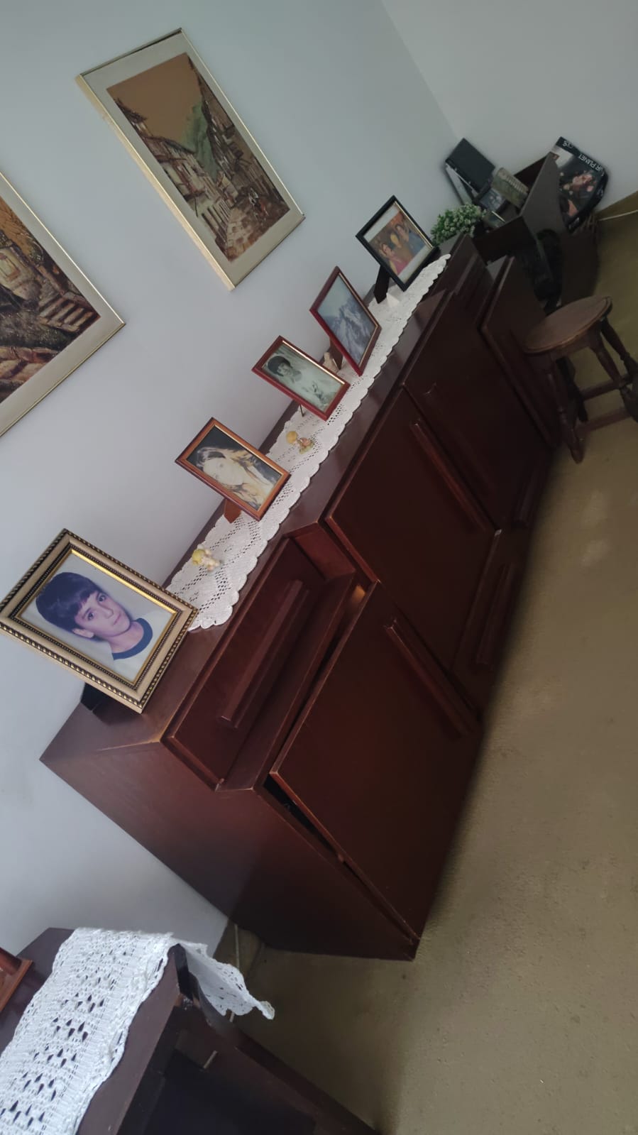 Balcão Buffet Aparador em Madeira Escura – Estilo Vintage / Retrô