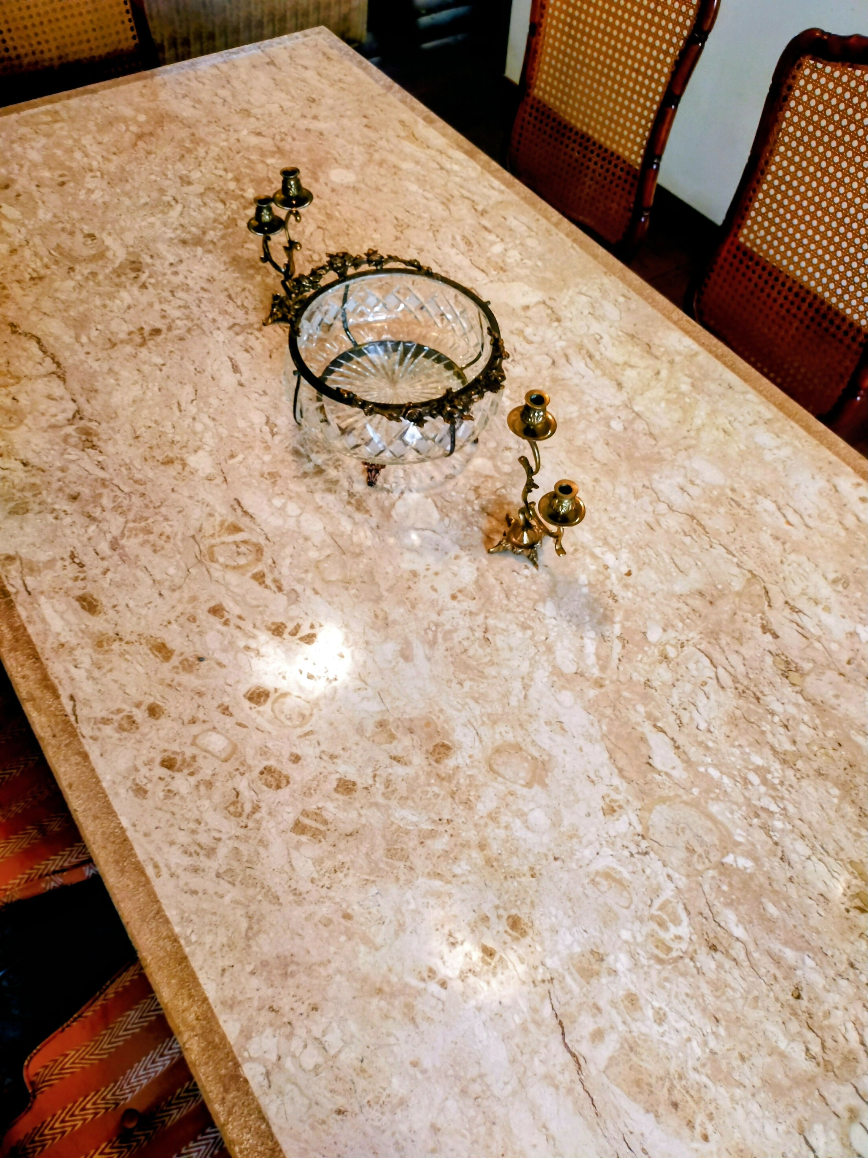 MESA DE MARMORE SOFISTICADA EM COR PERLATO ROYAL (8 LUGARES)