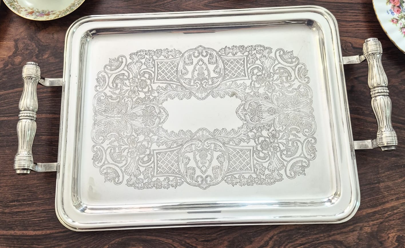 Bandeja Retangular em metal espessurado à prata vintage,  meados do séc XX,  com alça.
