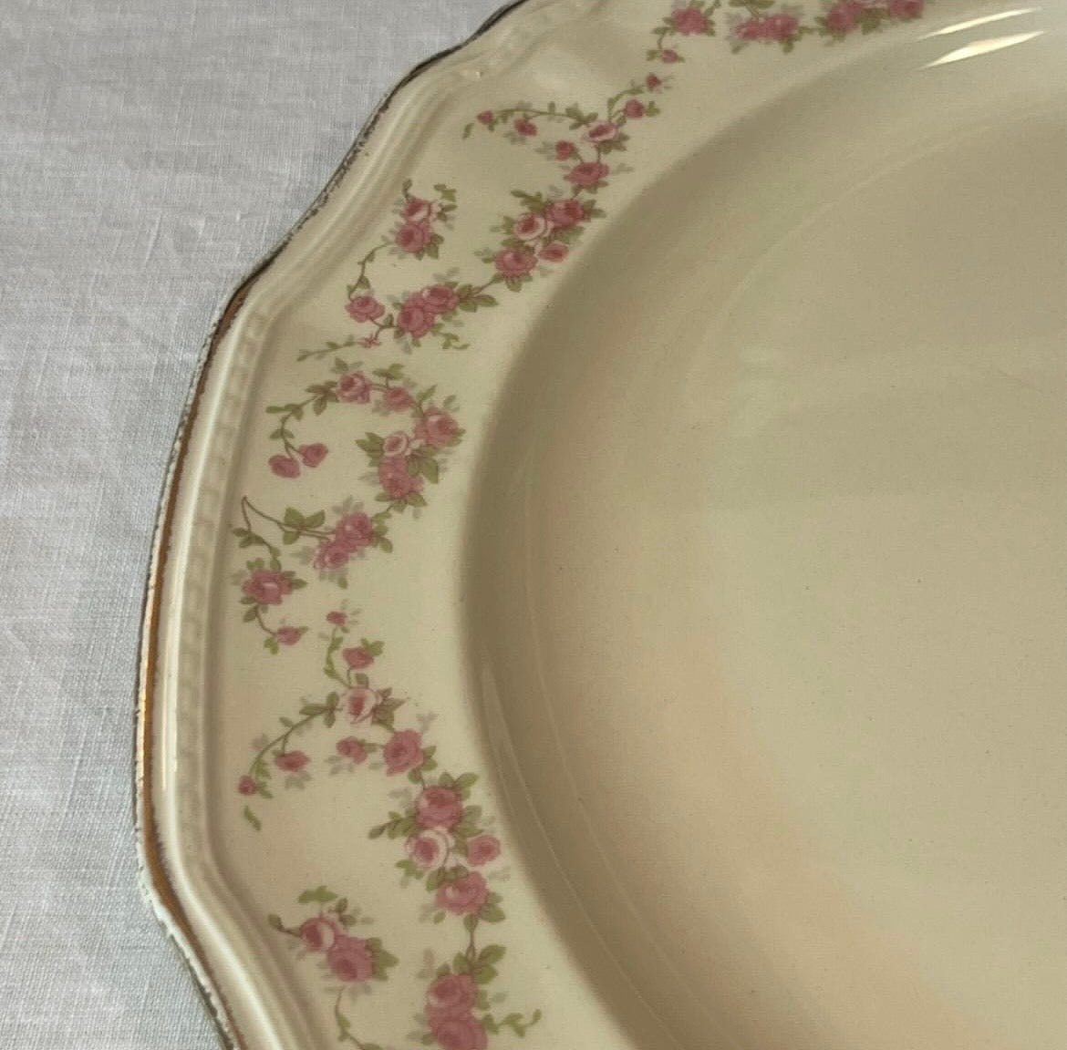 Travessas inglesas Meakin redonda e oval com estampa floral rosa e filete dourado