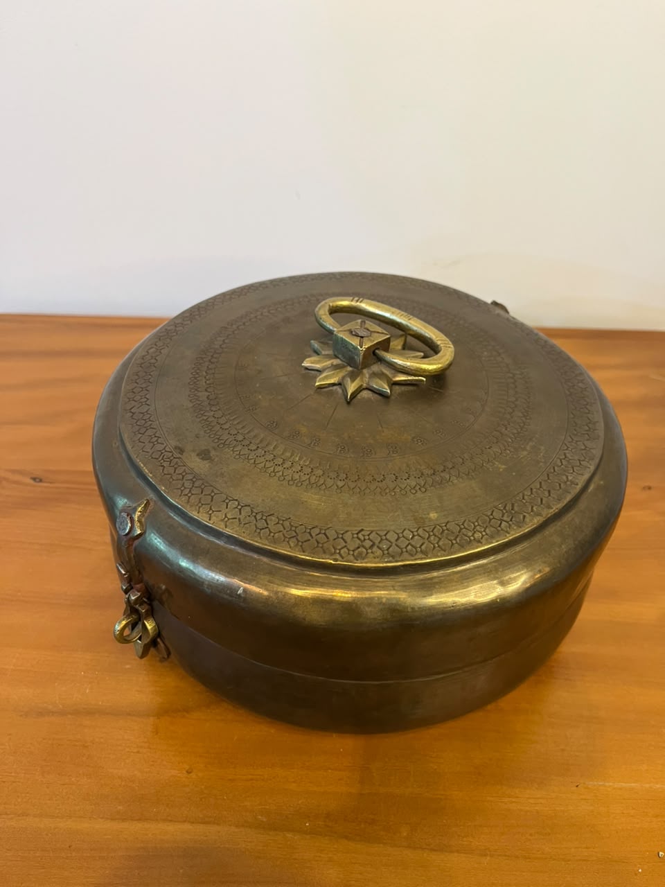 Antiga Caixa de pão redonda em latão trabalhado com tampa articulada – 23 cm