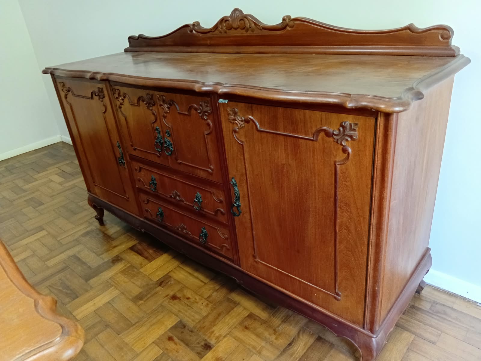 Buffet aparador estilo Luiz XV em Madeira 