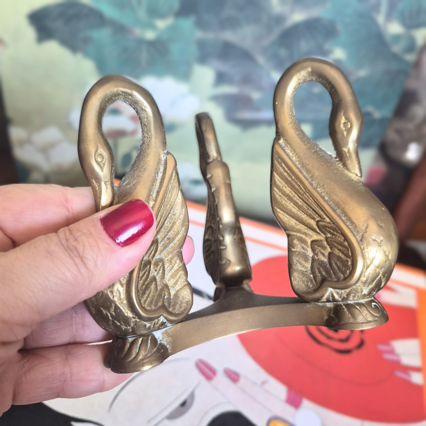 Peça em decoração Art Decó incrível composta de uma base em bronze maciço com 3 cisnes que apoiam uma esfera de madeira nobre envernizada. Muito impactante, linda e inusitada!