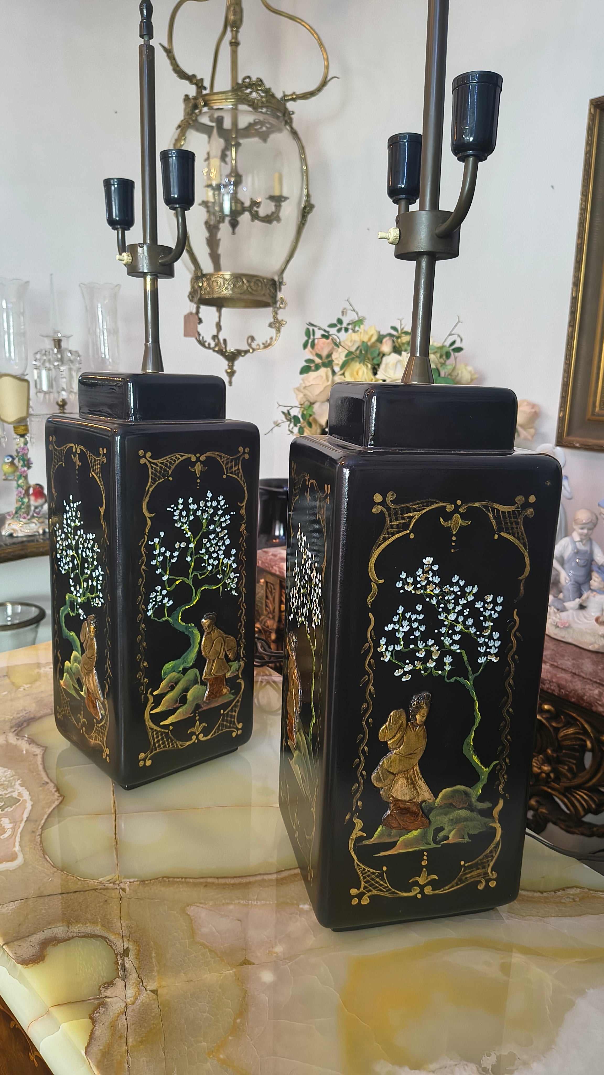 Antigo par de Abajures Chinoiserie em madeira em laca negra - restaurado