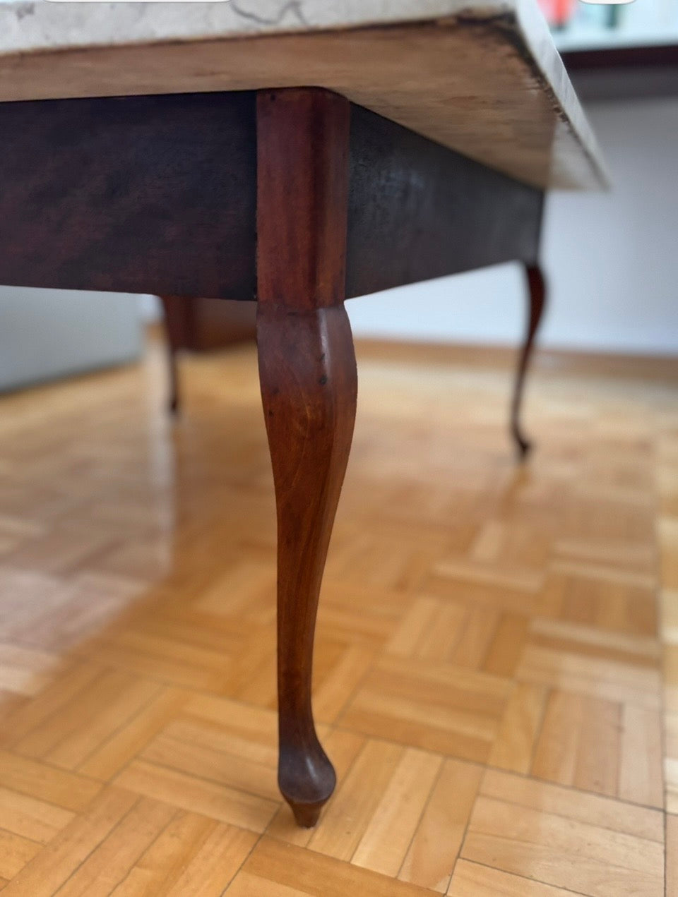 Mesa de Centro Antiga Clássica – Madeira Nobre e Tampo de Mármore (Estilo Luís XV / Vintage).