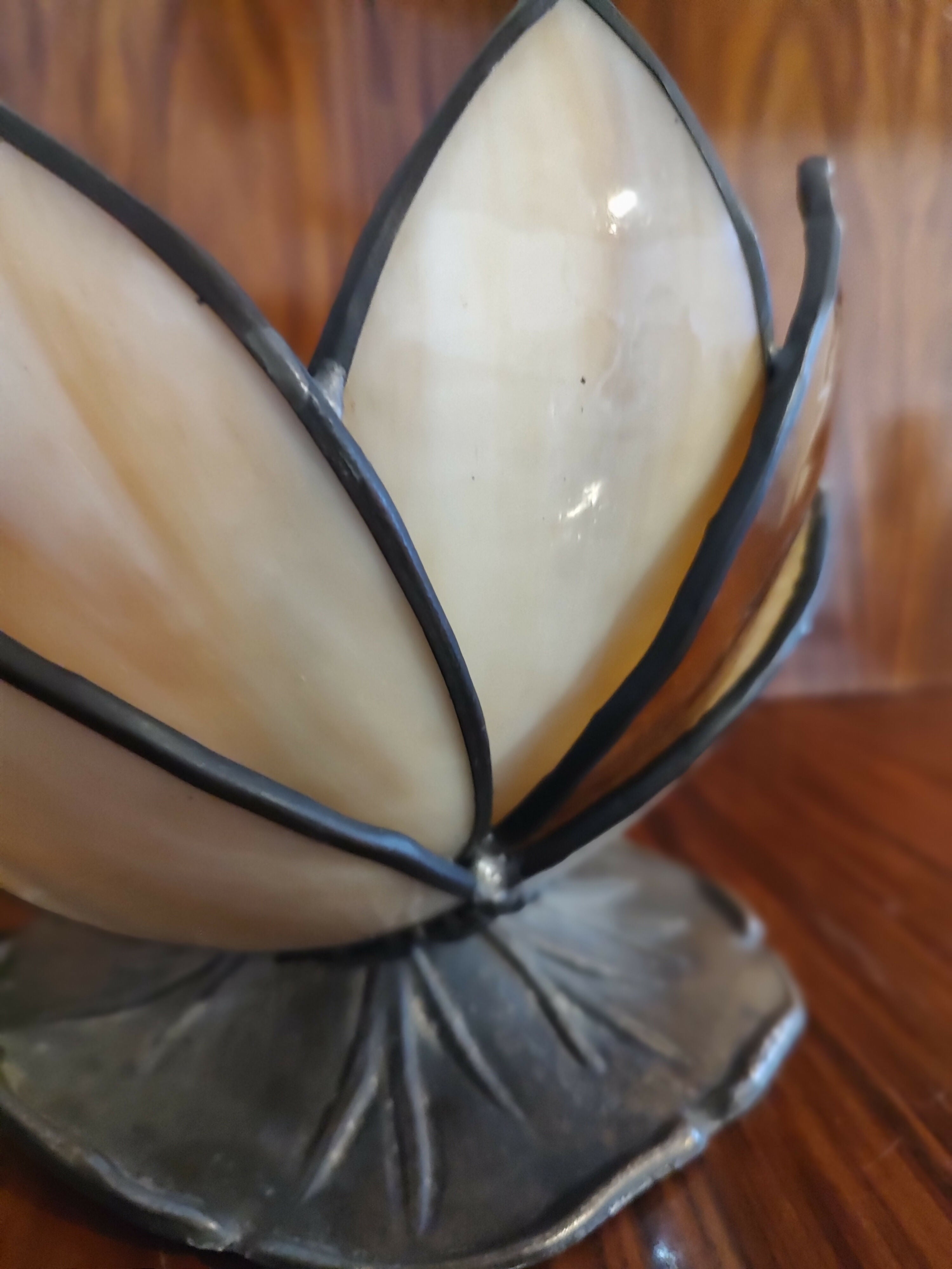 Antiga Luminária / Abajur "Vitória Régia" em metal e vidro texturizado