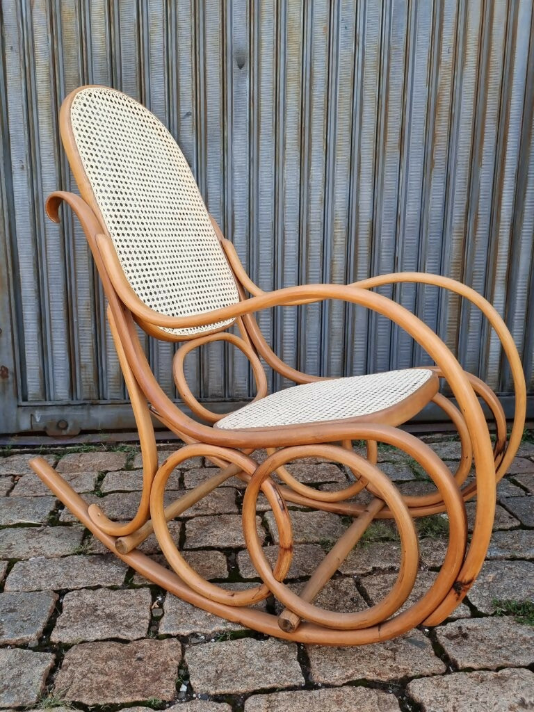 Cadeira balanço Thonet com palhinha