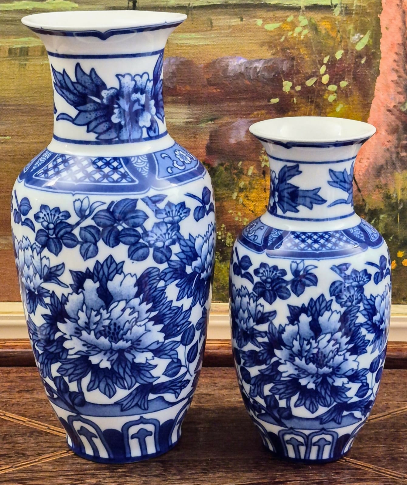Par de vasos lindos e impecáveis em porcelana azul e branca, vintage chinesa Jingdezhen, em azul cobalto com frisos estilizados e peônias.